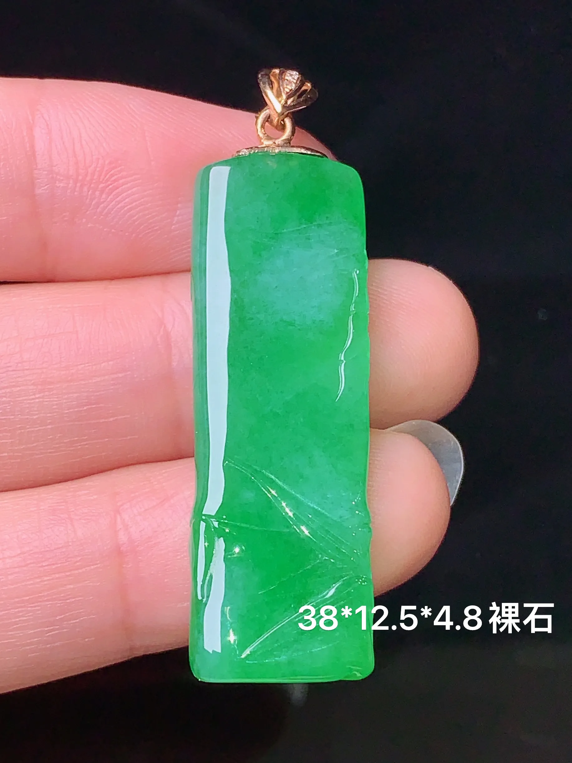 18k金镶嵌翠绿竹节吊坠 玉质细腻 色泽清新艳丽 裸石尺寸38*12.5*4.8