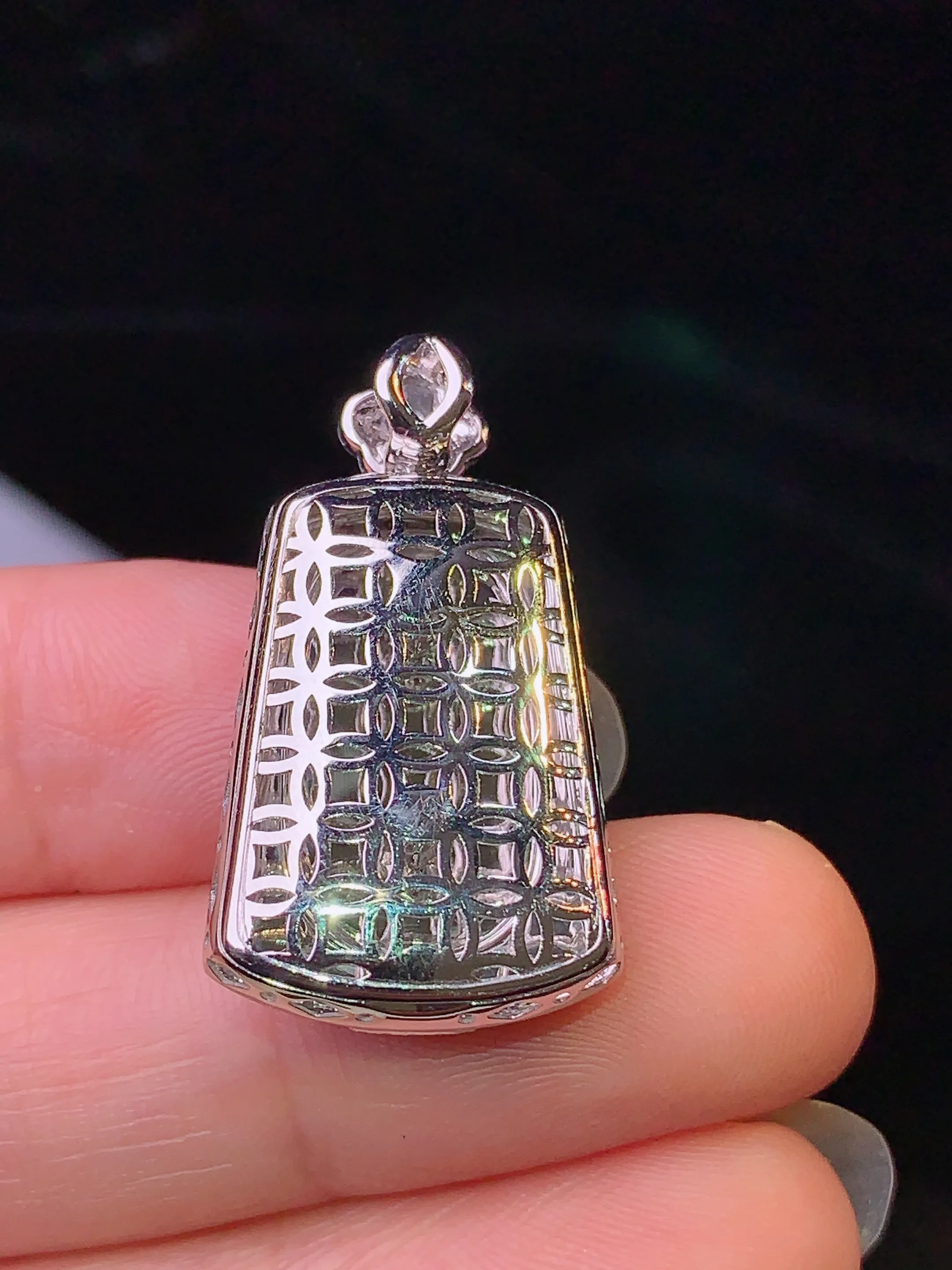 18k金钻镶嵌翠绿无事牌吊坠 玉质细腻 色泽清新艳丽 整体尺寸28.8*16*6.6