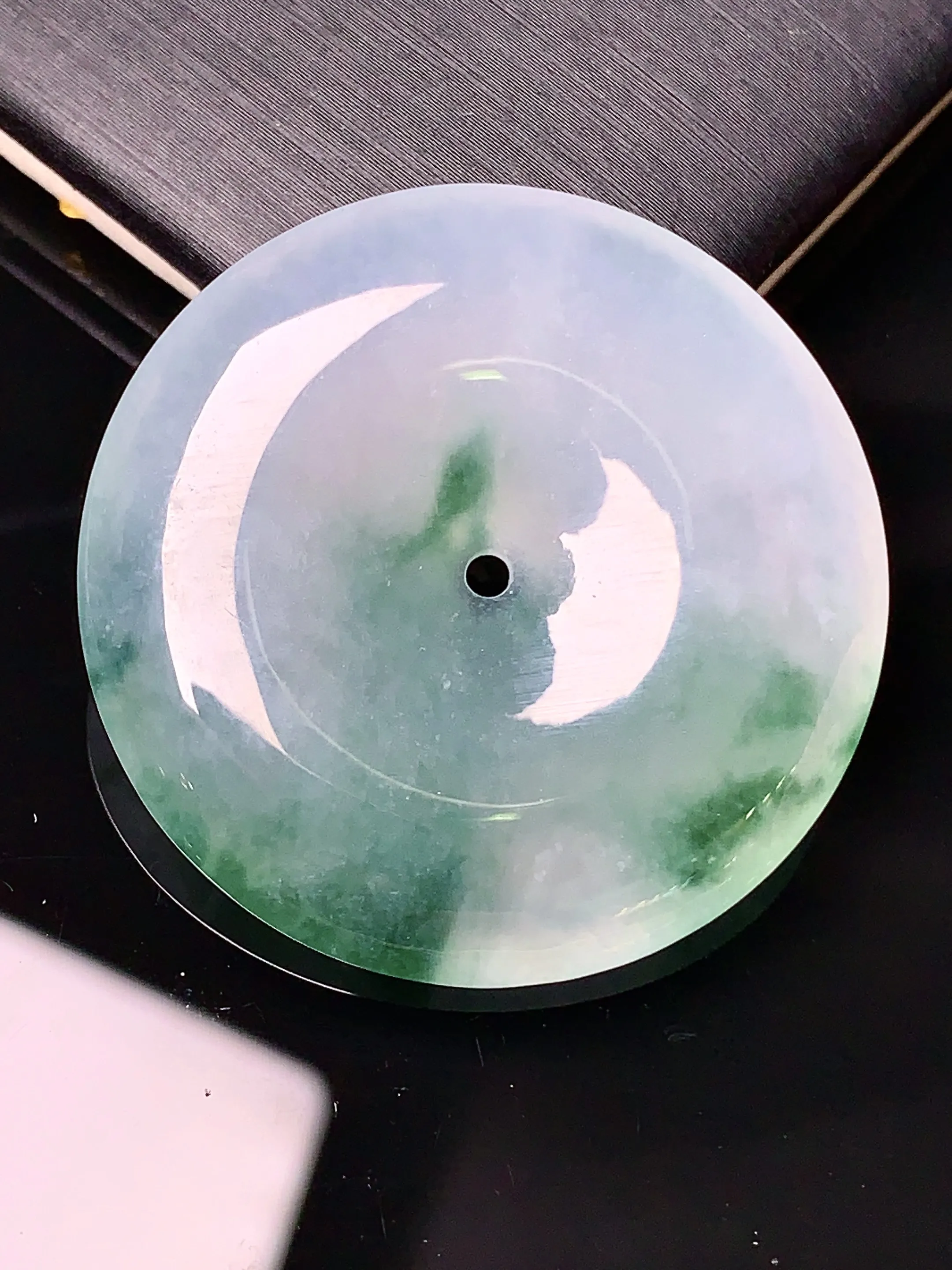 冰种飘绿平安扣吊坠 玉质细腻 色泽清新艳丽 整体尺寸33.2*5.8