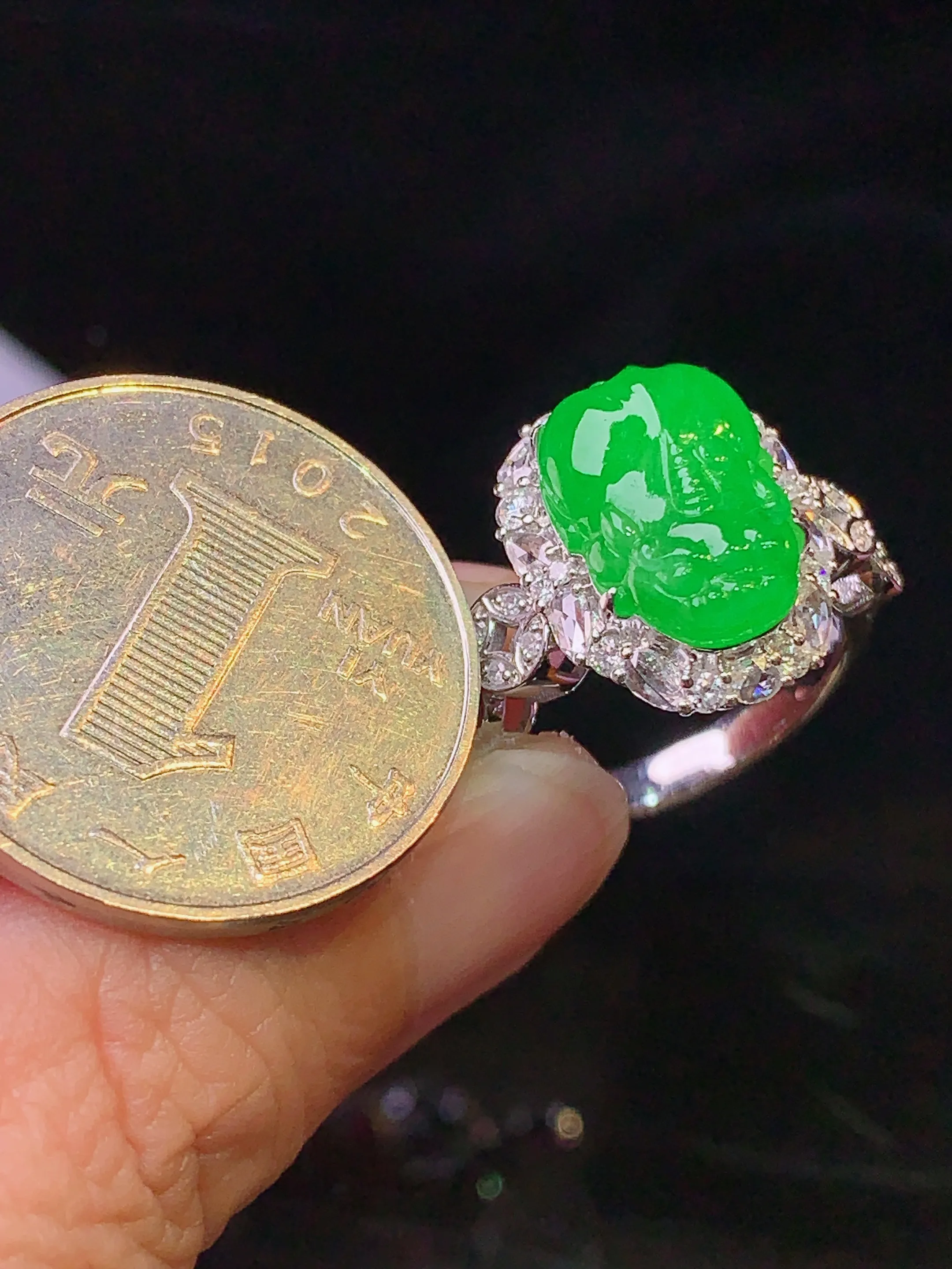 18k金钻镶嵌满绿貔貅戒指 玉质细腻 色泽清新艳丽 圈口14 整体尺寸16.7*13.2*9.5