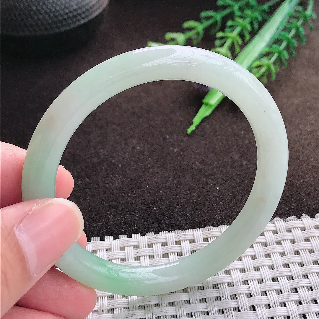天然a货翡翠52.5/7.2/7.8老坑秀气冰润浅绿圆条手镯翡翠玉手镯