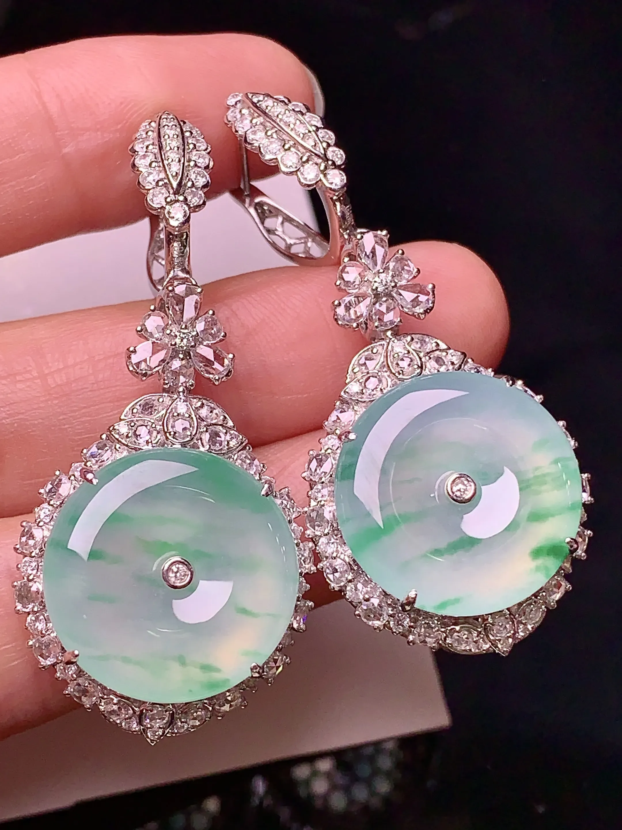 18k金钻镶嵌冰种飘绿平安扣耳坠吊坠两用款 玉质细腻 色泽清新艳丽 整体尺寸48.8*21.5*10