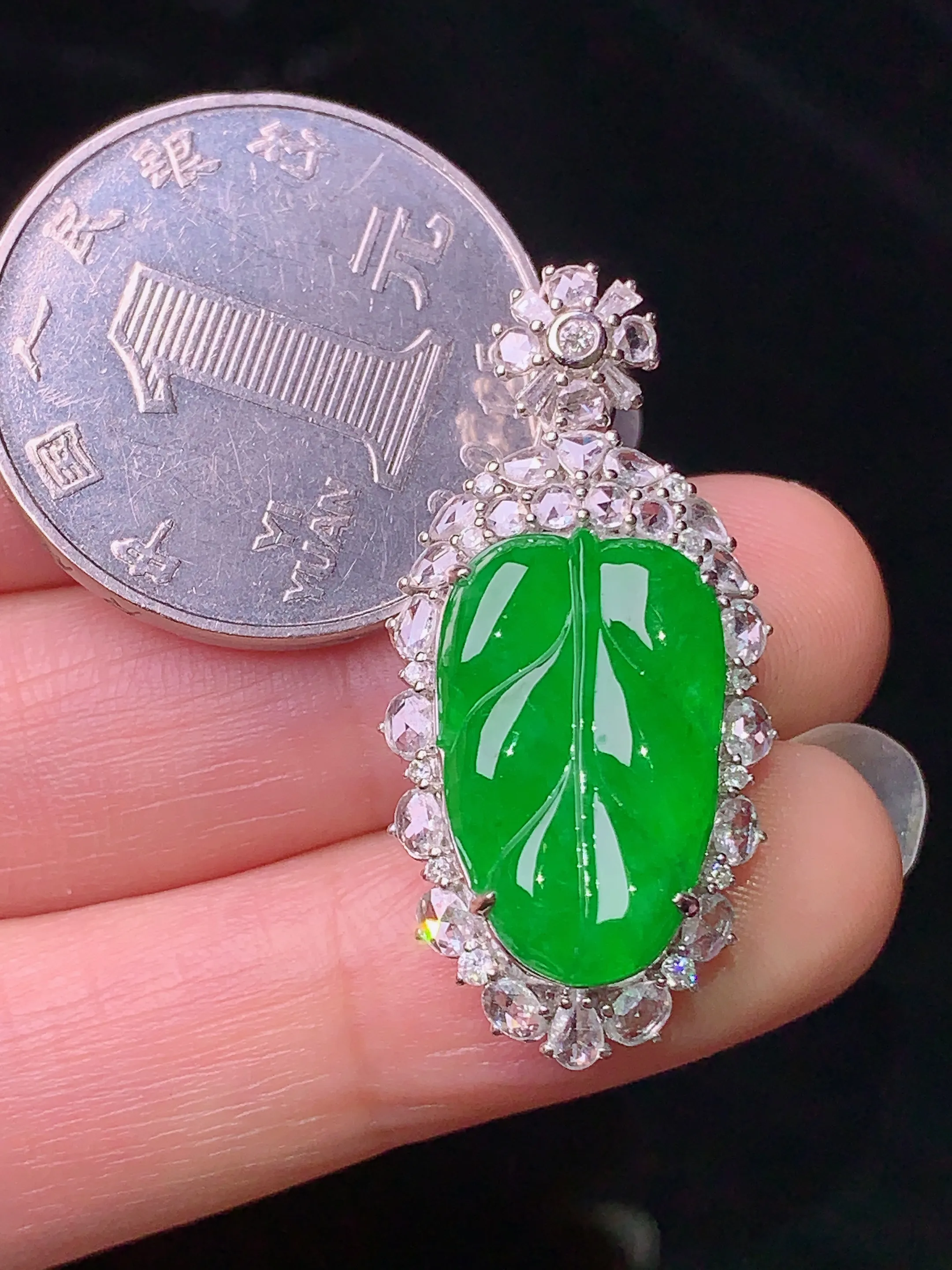 18k金钻镶嵌满绿树叶吊坠 玉质细腻 色泽清新艳丽 整体尺寸33.2*16.2*8.5