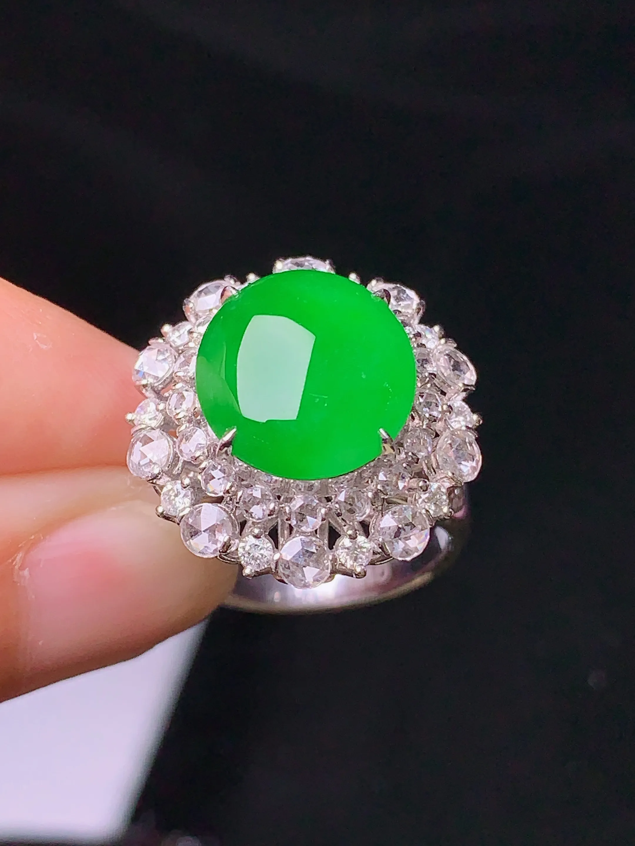 18k金钻镶嵌冰种蛋面戒指 玉质细腻 色泽清新艳丽 圈口14.5 整体尺寸19.5*18.6*13