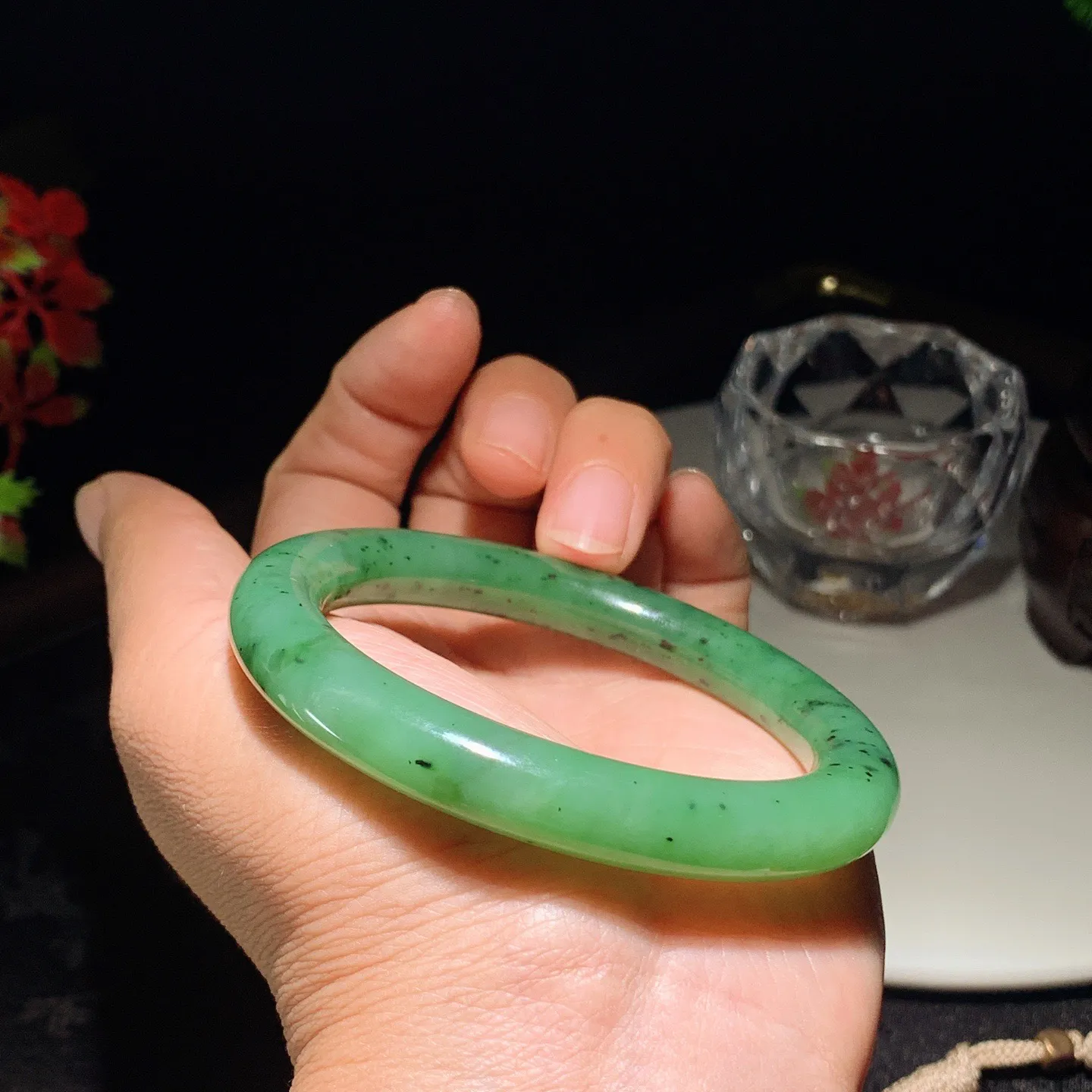 57圈口。和田玉阳绿俄罗斯碧玉圆条手镯。圈口57条宽10厚10重46克。玉质细腻油润。手推出油。佩戴高端典雅。lt251111