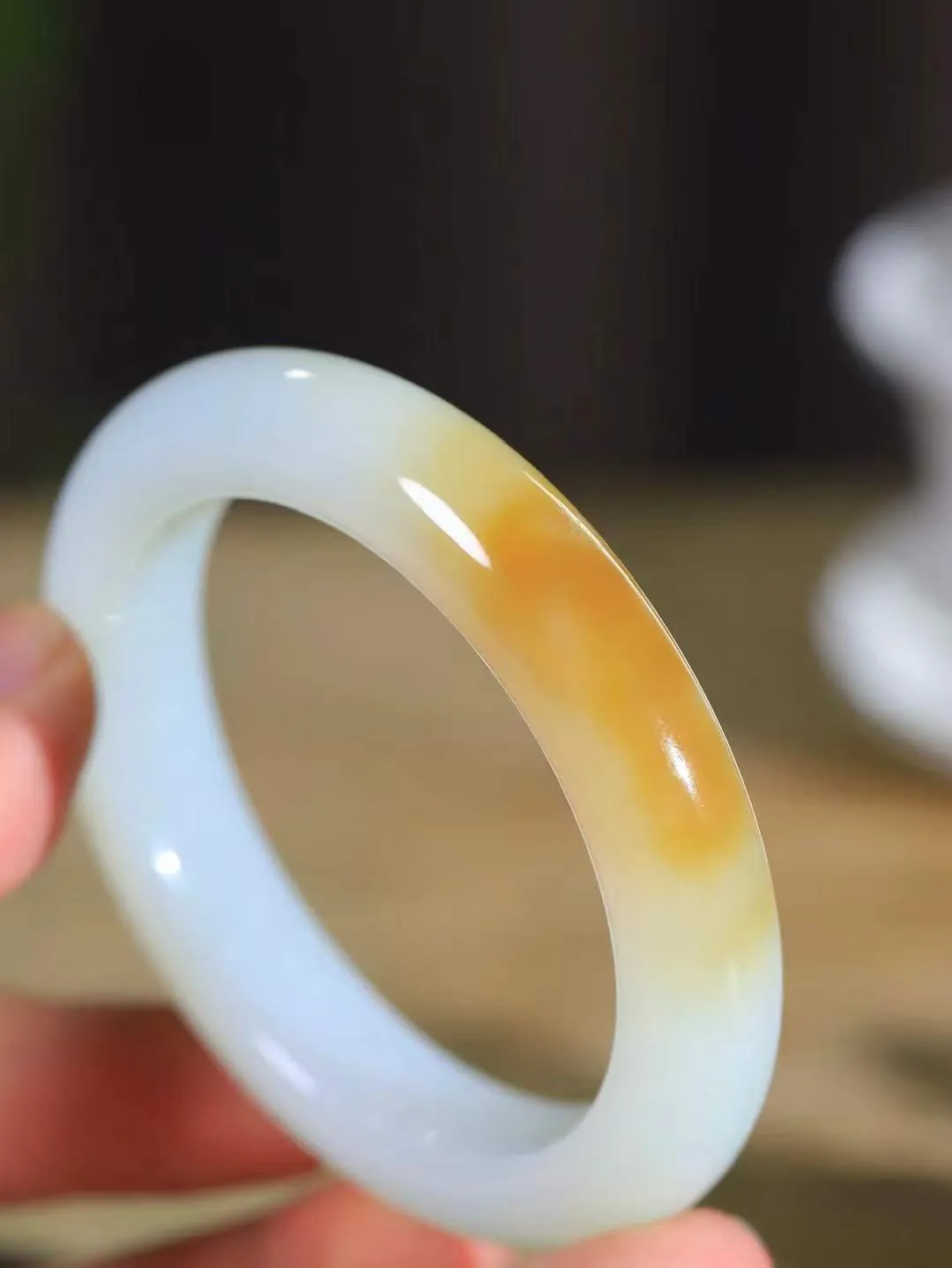 （柔情似水.手镯）

精品和田玉糖白玉手镯，玉质温润细腻，镯型饱满圆润，优雅知性，姽婳于幽静兮，又婆娑乎人间，经典款型，古朴典雅。极具灵性，腕间风情，风姿卓越。 
重68.2克   尺寸57-12.9-10.2mm    FDL-361101126