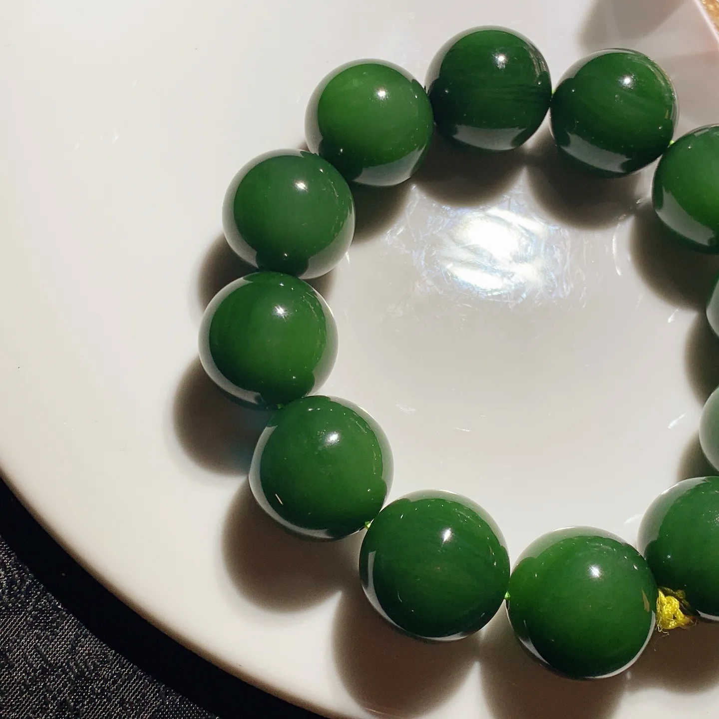 和田玉菠菜绿俄罗斯碧玉圆珠手串。单颗尺寸19重129.5克。玉质细腻油润。手推出油。佩戴高端典雅。lt251112