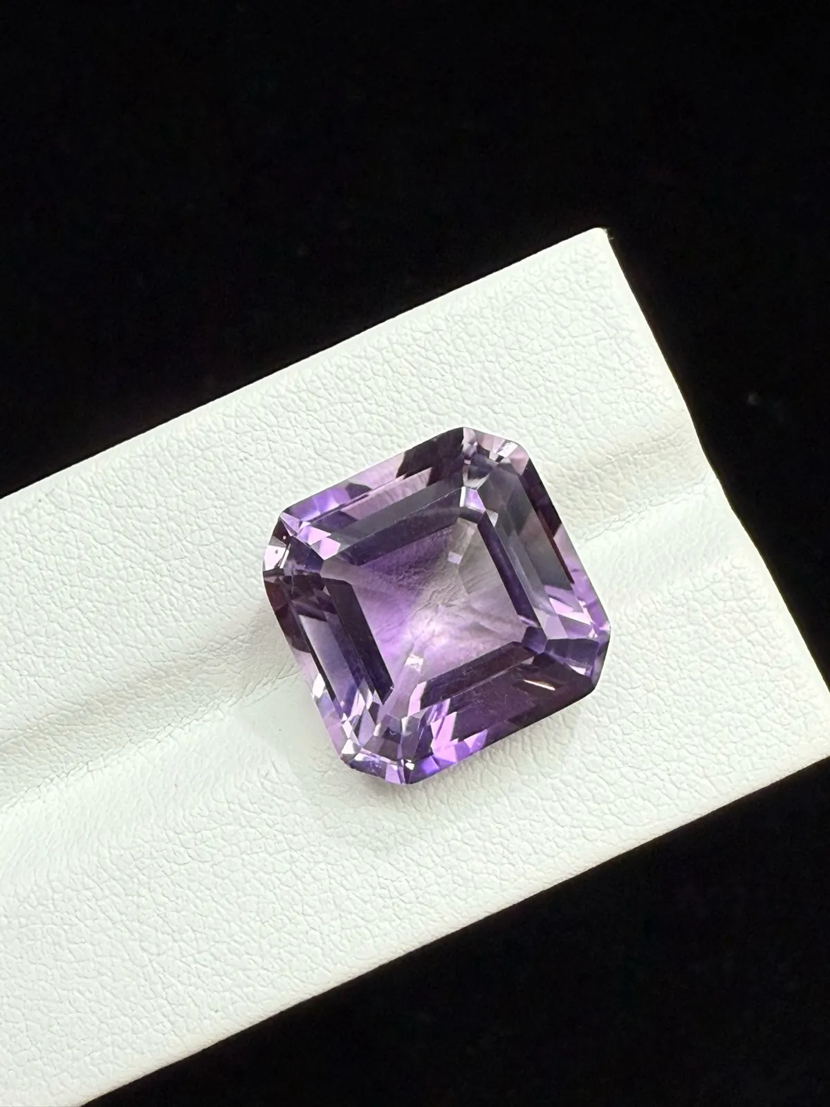 15.7ct天然紫水晶裸石，尺寸15*14.9*10.1mm，颜色美艳 ，晶体通透，火彩足