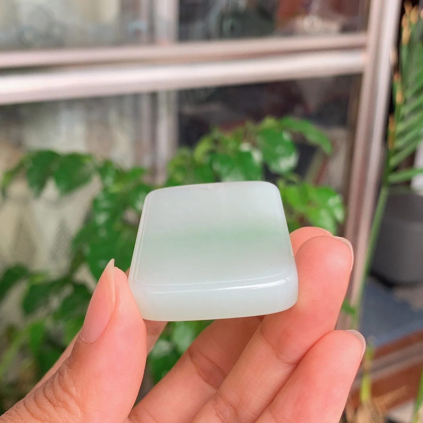 新疆和田玉翠青平安无事牌挂件。尺寸50/33/9重40克。玉质细腻油润。手推出油。佩戴高端典雅。lt251112