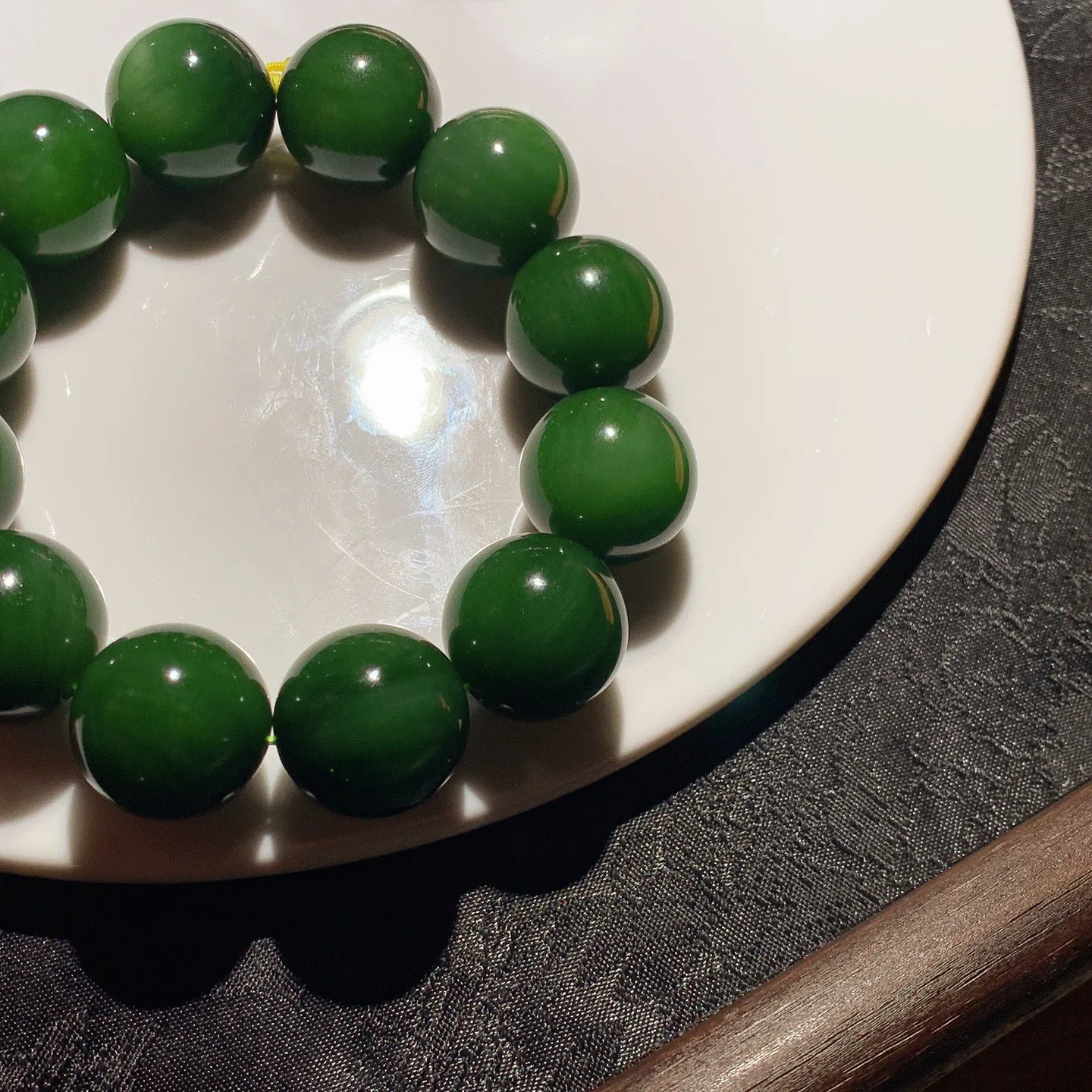 和田玉菠菜绿俄罗斯碧玉圆珠手串。单颗尺寸19重129.5克。玉质细腻油润。手推出油。佩戴高端典雅。lt251112
