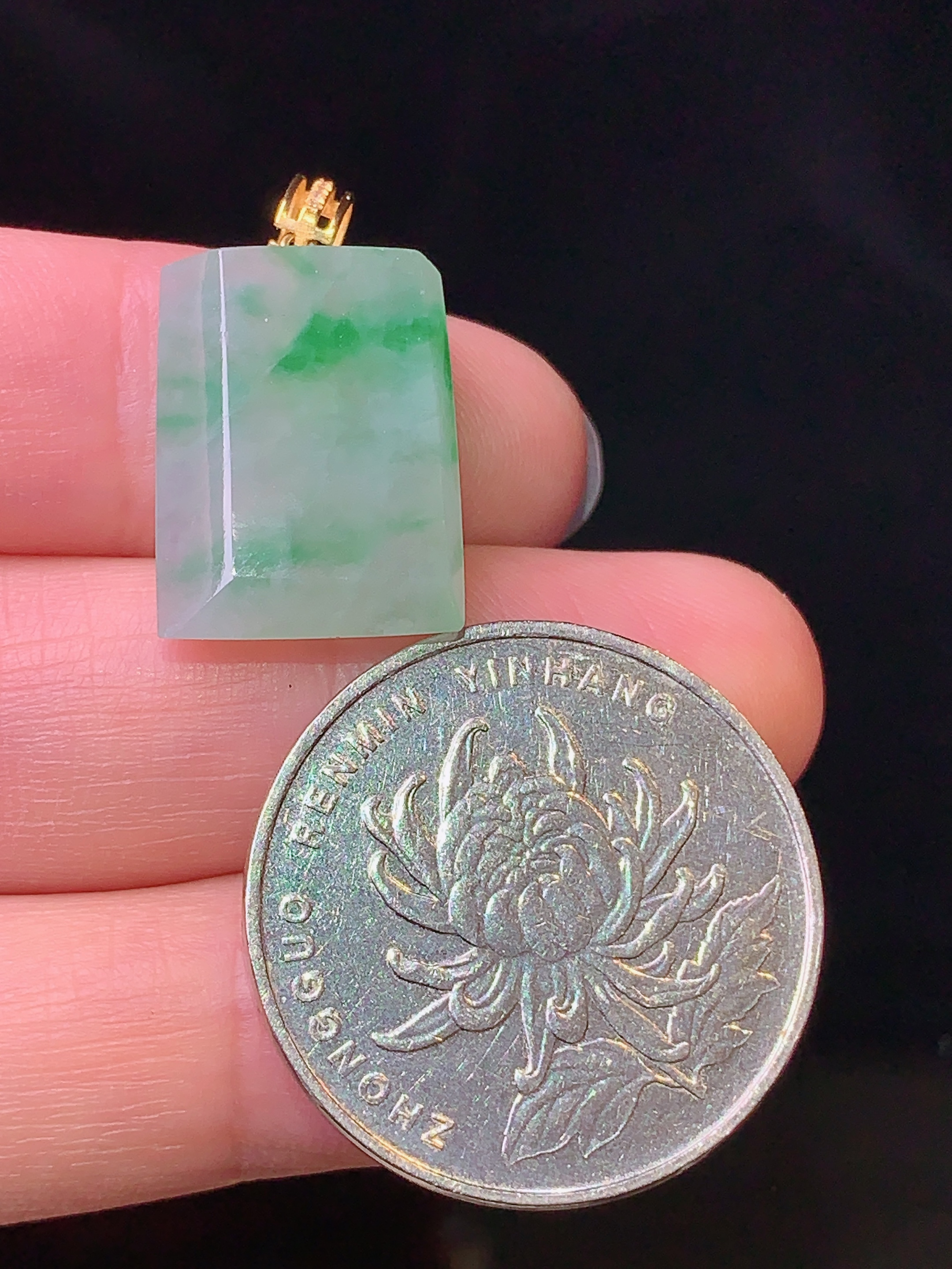 18k金镶嵌飘绿无事牌吊坠 玉质细腻 色泽清新艳丽 裸石尺寸17.2*13*4.7