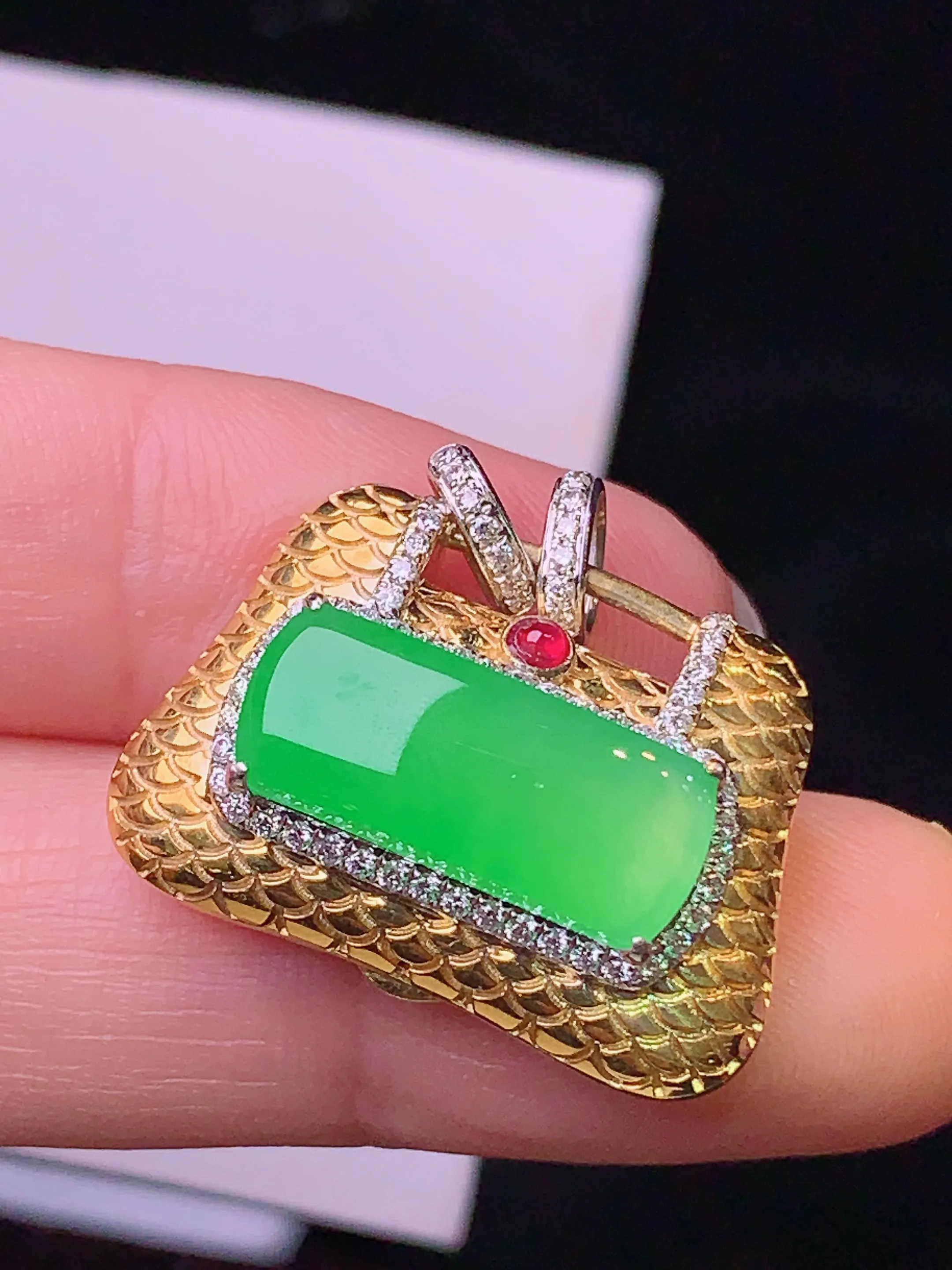 18k金钻镶嵌翠绿无事牌手提包吊坠 玉质细腻 色泽清新艳丽 整体尺寸20.8*24*11.3