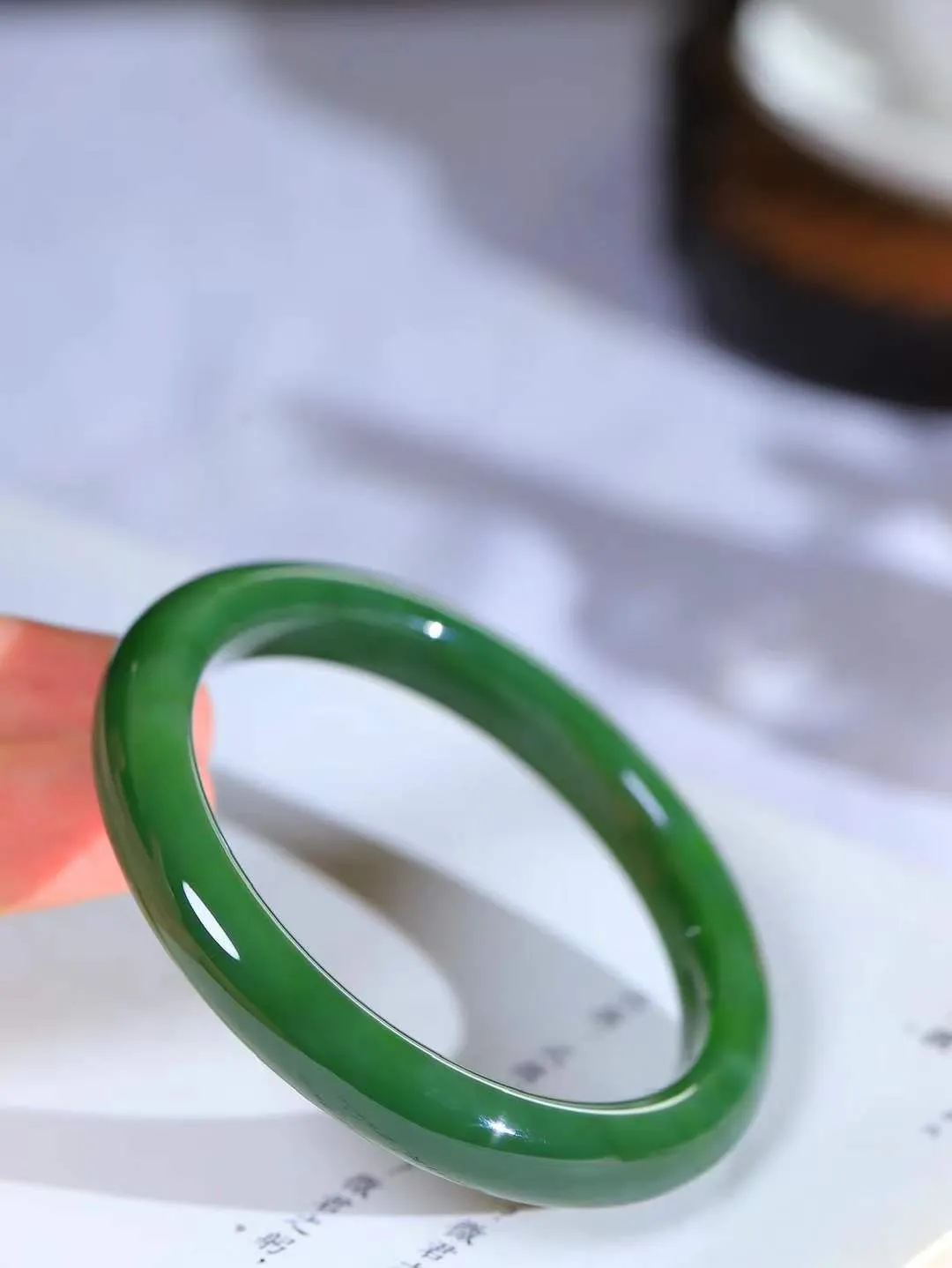 【碧色荡漾·手镯】

精品️和田玉碧玉手镯，玉质细腻温润，手感舒适，️线条流畅，简约大气，美