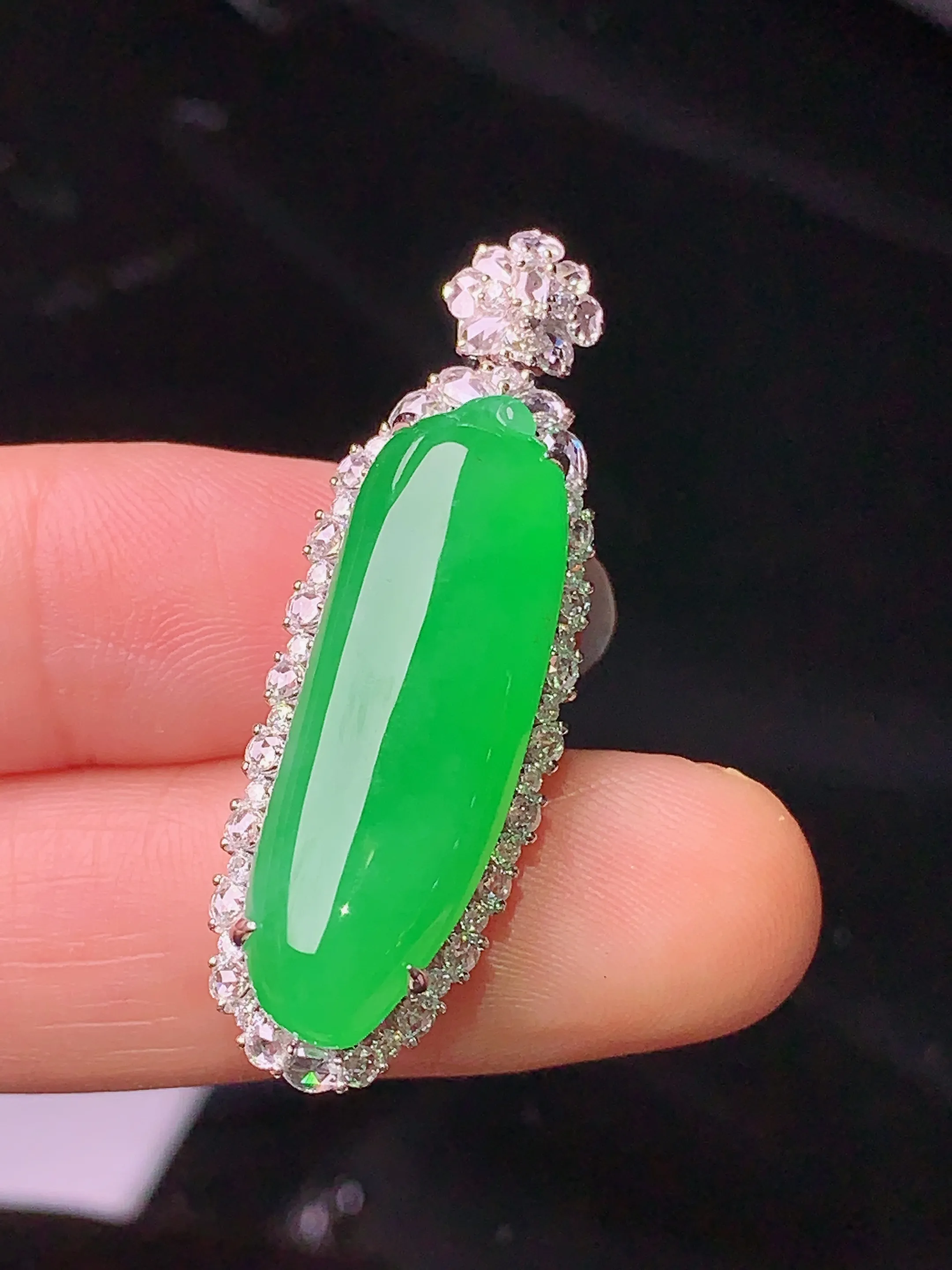 18k金钻镶嵌满绿福瓜吊坠 玉质细腻 色泽清新艳丽 整体尺寸38.8*12.5*10.6