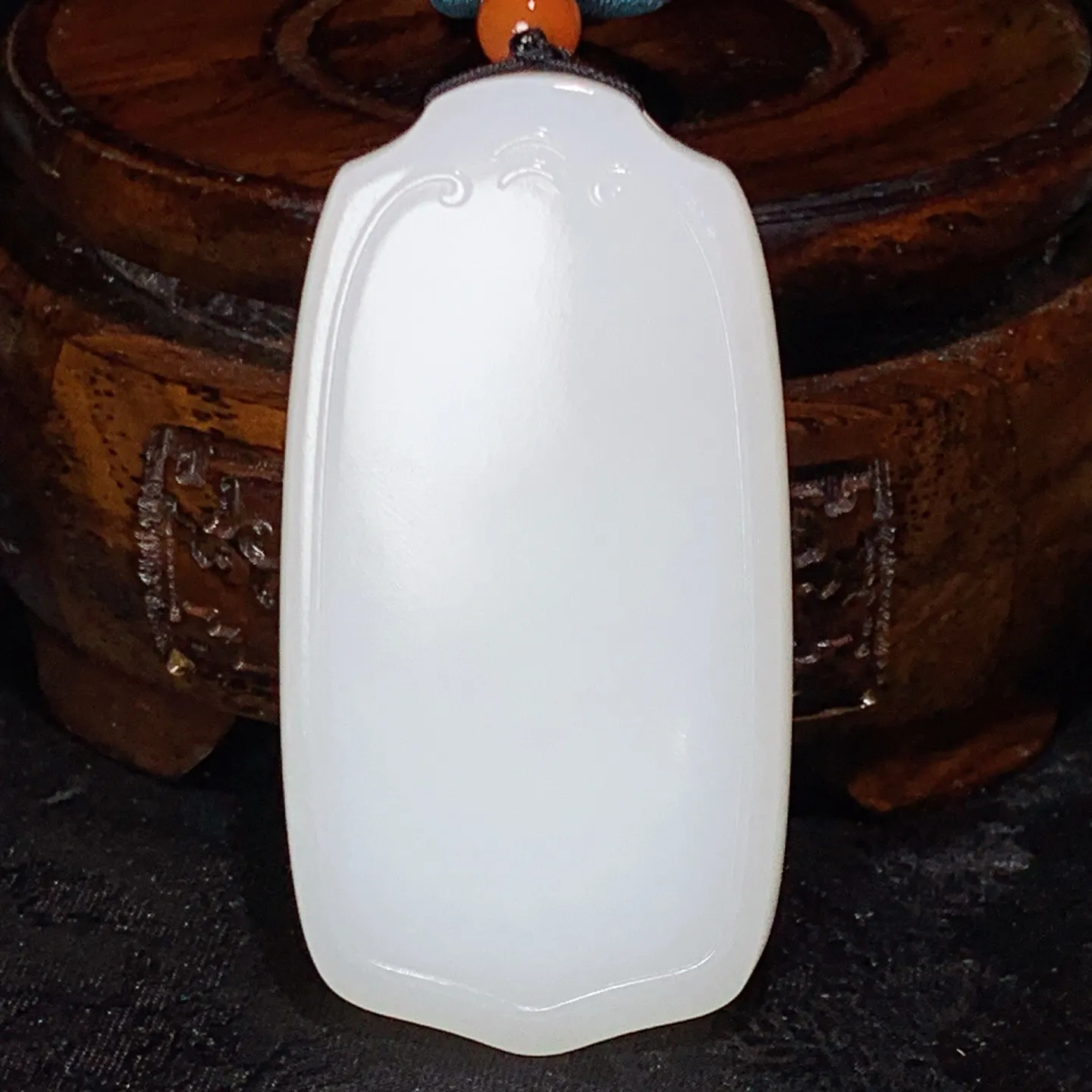 新疆和田玉羊脂白平安无事牌挂件。尺寸64/34/11重62.5克。玉质细腻油润。无裂无杂无结构。手推出油。佩戴高端典雅。lt251112