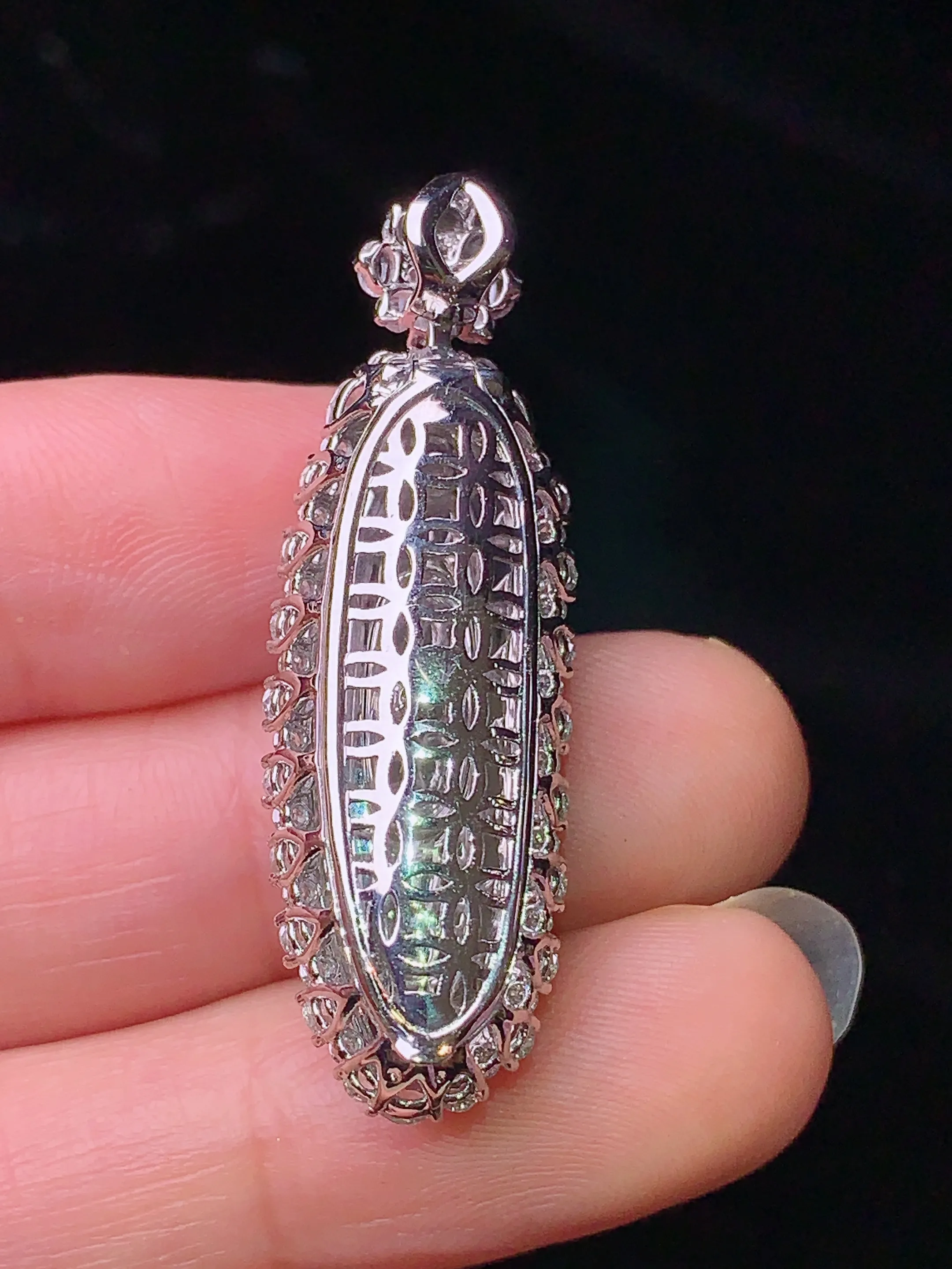 18k金钻镶嵌满绿福瓜吊坠 玉质细腻 色泽清新艳丽 整体尺寸38.8*12.5*10.6