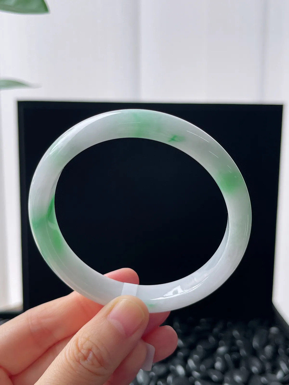 正圈58.8圈口，翡翠糯化种飘绿手镯，白底青