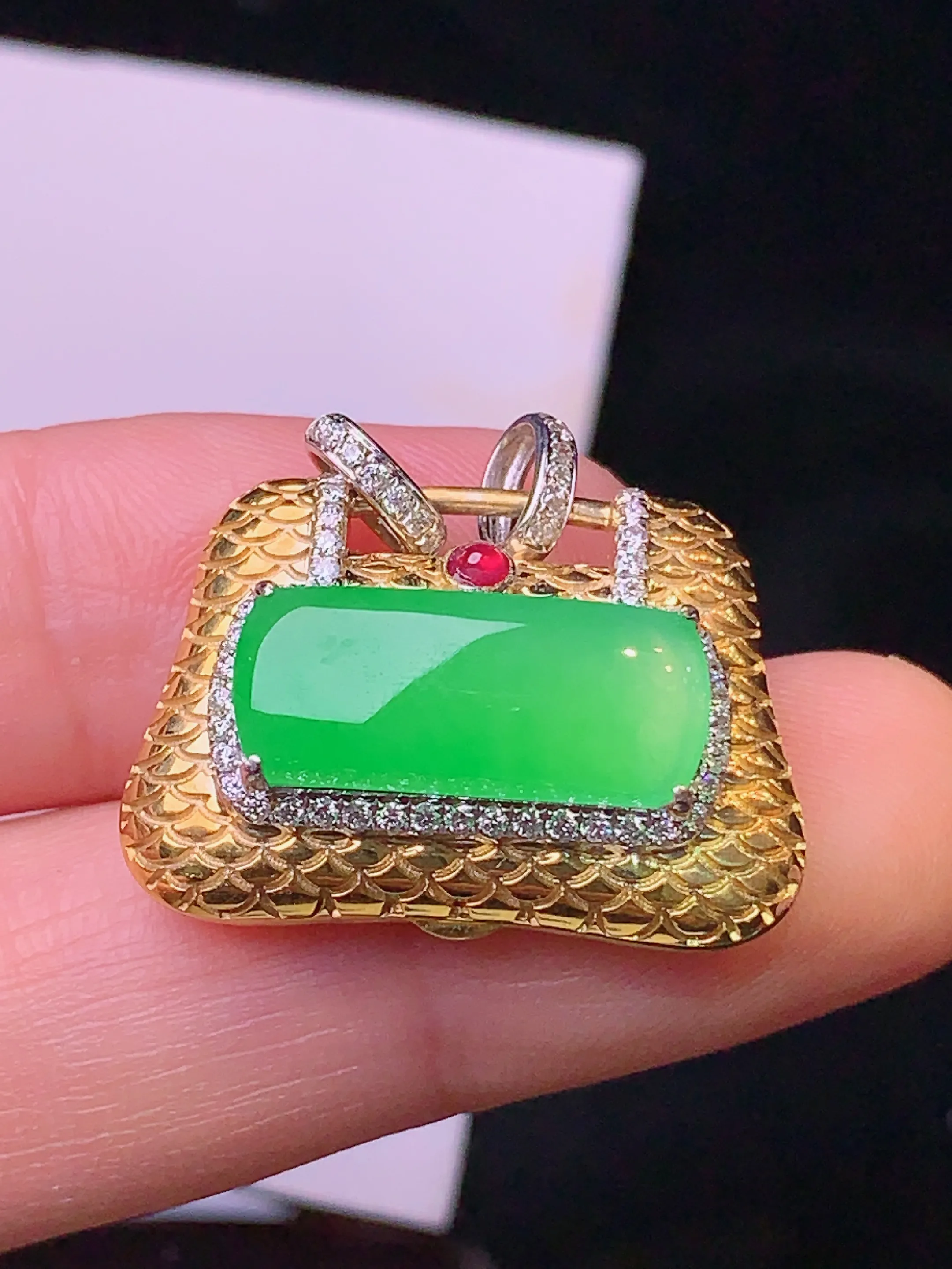 18k金钻镶嵌翠绿无事牌手提包吊坠 玉质细腻 色泽清新艳丽 整体尺寸20.8*24*11.3
