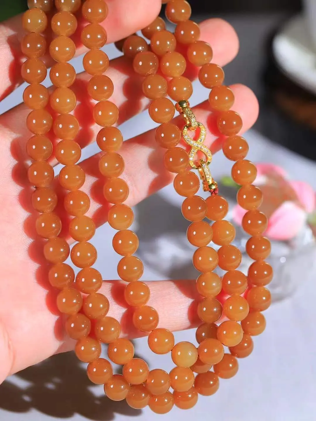 【珠圆玉润.项链】

精品和田玉糖玉手串珠圆玉润项链 玉质细腻油润 饱满光滑 质朴无华，悠远简单，人心境界远，百世修炼深，心灵常驻善意持，觉悟人生百世修。重85.5克 尺寸取一8mm  FDL-221101122