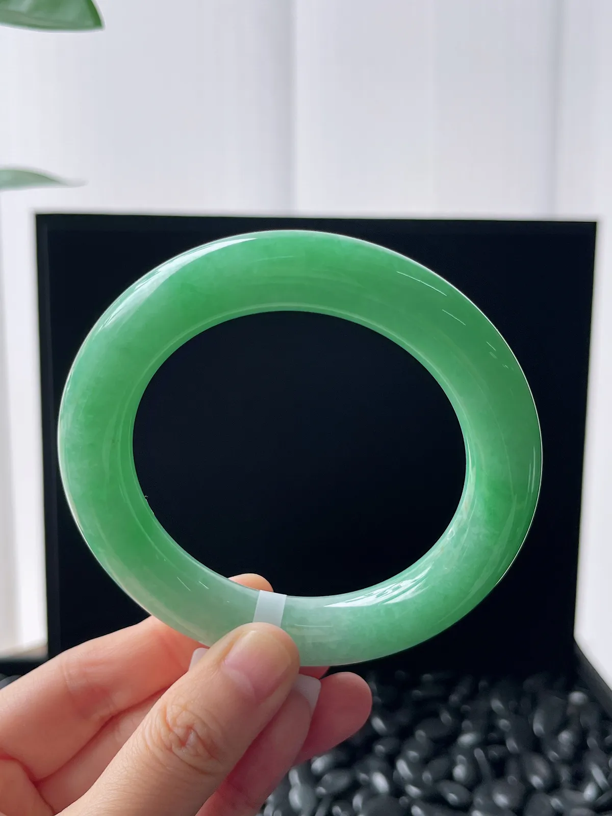 圆镯58.5圈口，翡翠糯化种浅绿色手镯