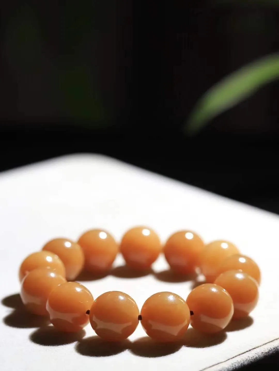 【珠圆玉润.手串】

精品和田玉糖玉珠圆玉润手串 玉质温润细腻  整串打磨圆润，佩戴舒适。珠珠落玉盘，间关莺语花底滑，一生美好时光，无论身在何处，都有它相伴相守。事事顺遂，幸福美满，吉祥如意。重78.6克   尺寸取一16mm   FDL-691151100