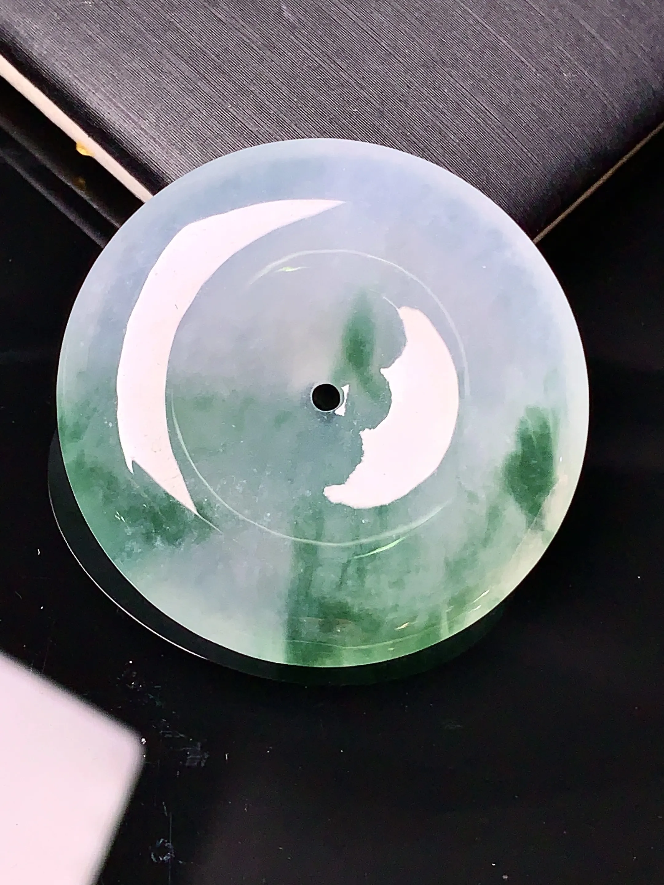 冰种飘绿平安扣吊坠 玉质细腻 色泽清新艳丽 整体尺寸33.2*5.8