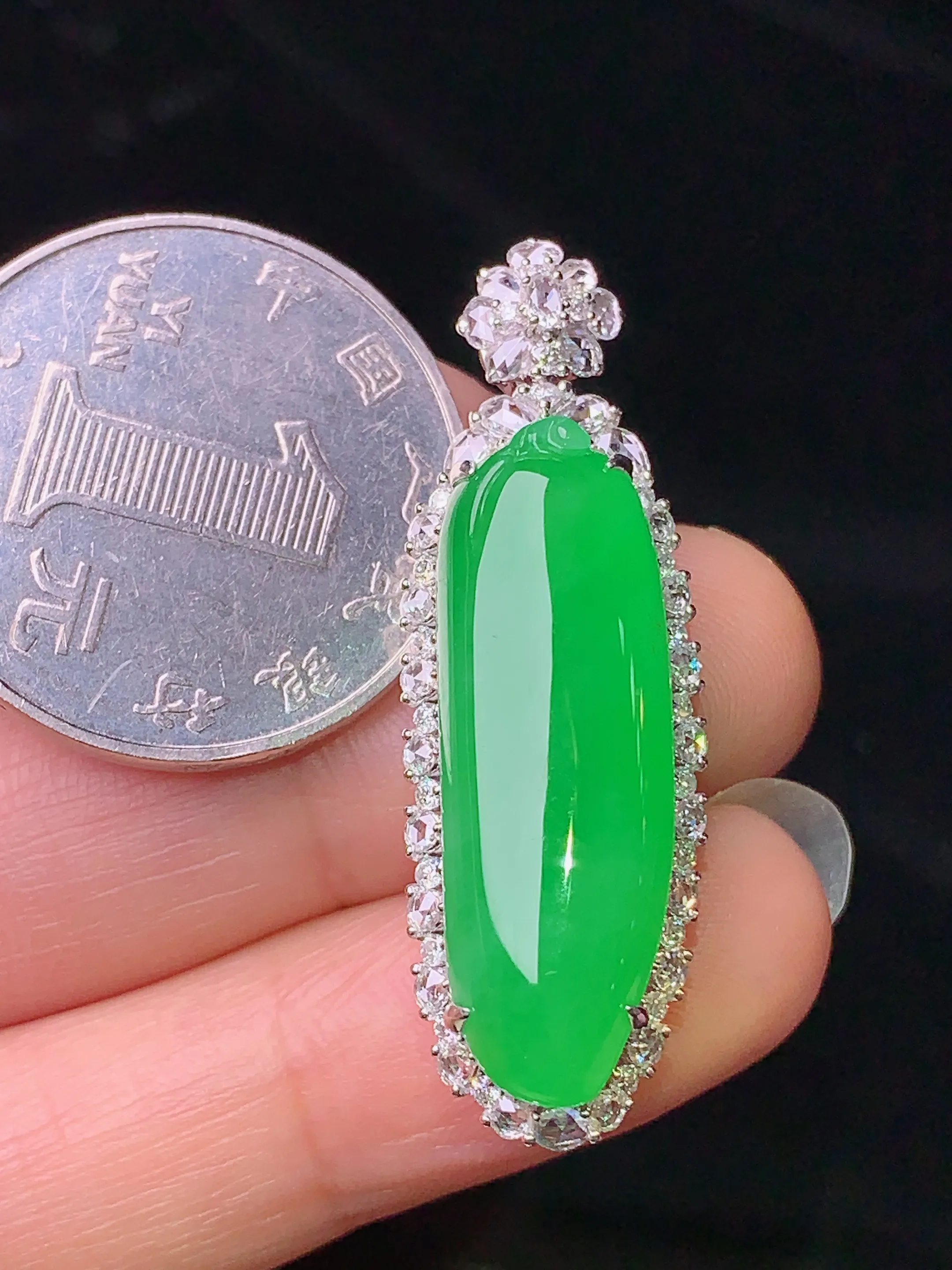 18k金钻镶嵌满绿福瓜吊坠 玉质细腻 色泽清新艳丽 整体尺寸38.8*12.5*10.6