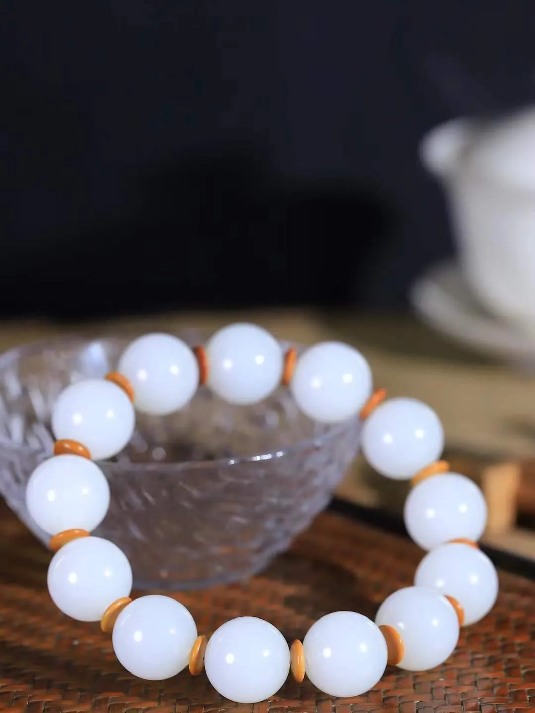 【珠圆玉润.手串】

收藏级臻品️和田玉白玉珠圆玉润手串 玉质温润细腻  整串打磨圆润，佩戴舒适。珠珠落玉盘，间关莺语花底滑，一生美好时光，无论身在何处，都有它相伴相守。事事顺遂，幸福美满，吉祥如意。重84.5克 尺寸取一16.2mm  FDA-221101133