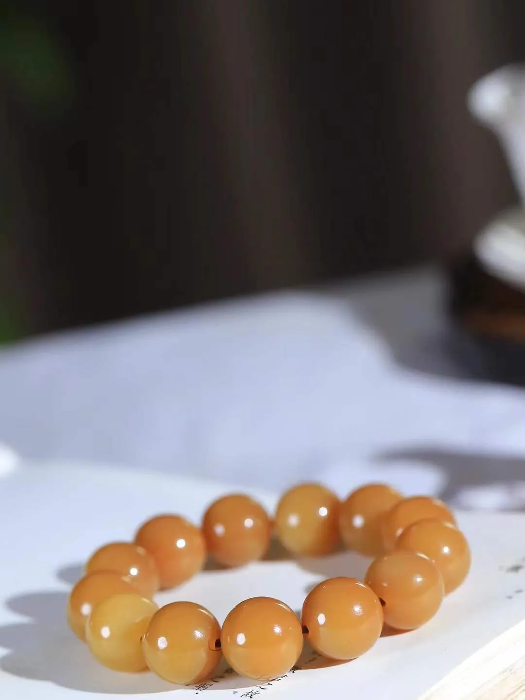 【珠圆玉润.手串】

精品和田玉糖玉珠圆玉润手串 玉质温润细腻  整串打磨圆润，佩戴舒适。珠珠落玉盘