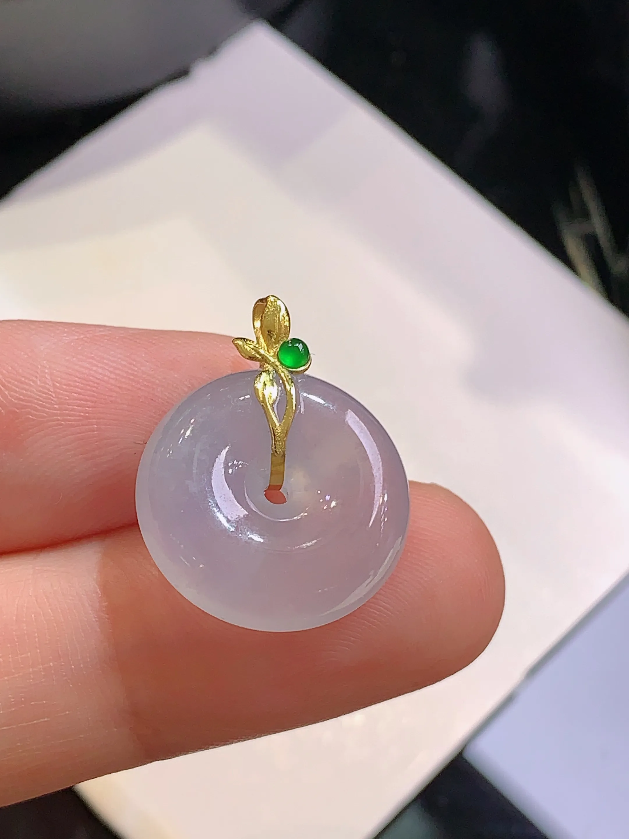 18k金镶嵌冰种平安扣吊坠 玉质细腻 色泽清新艳丽 整体尺寸20.5*16.2*5.6