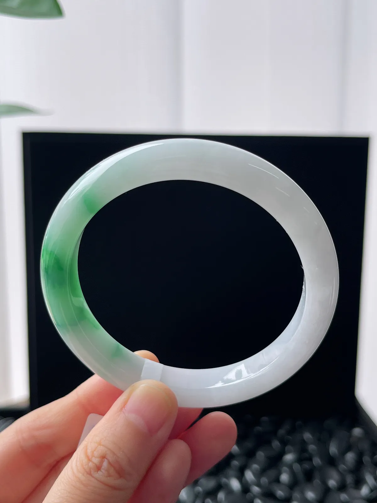 正圈57.5圈口，翡翠糯化种飘绿手镯，白底青