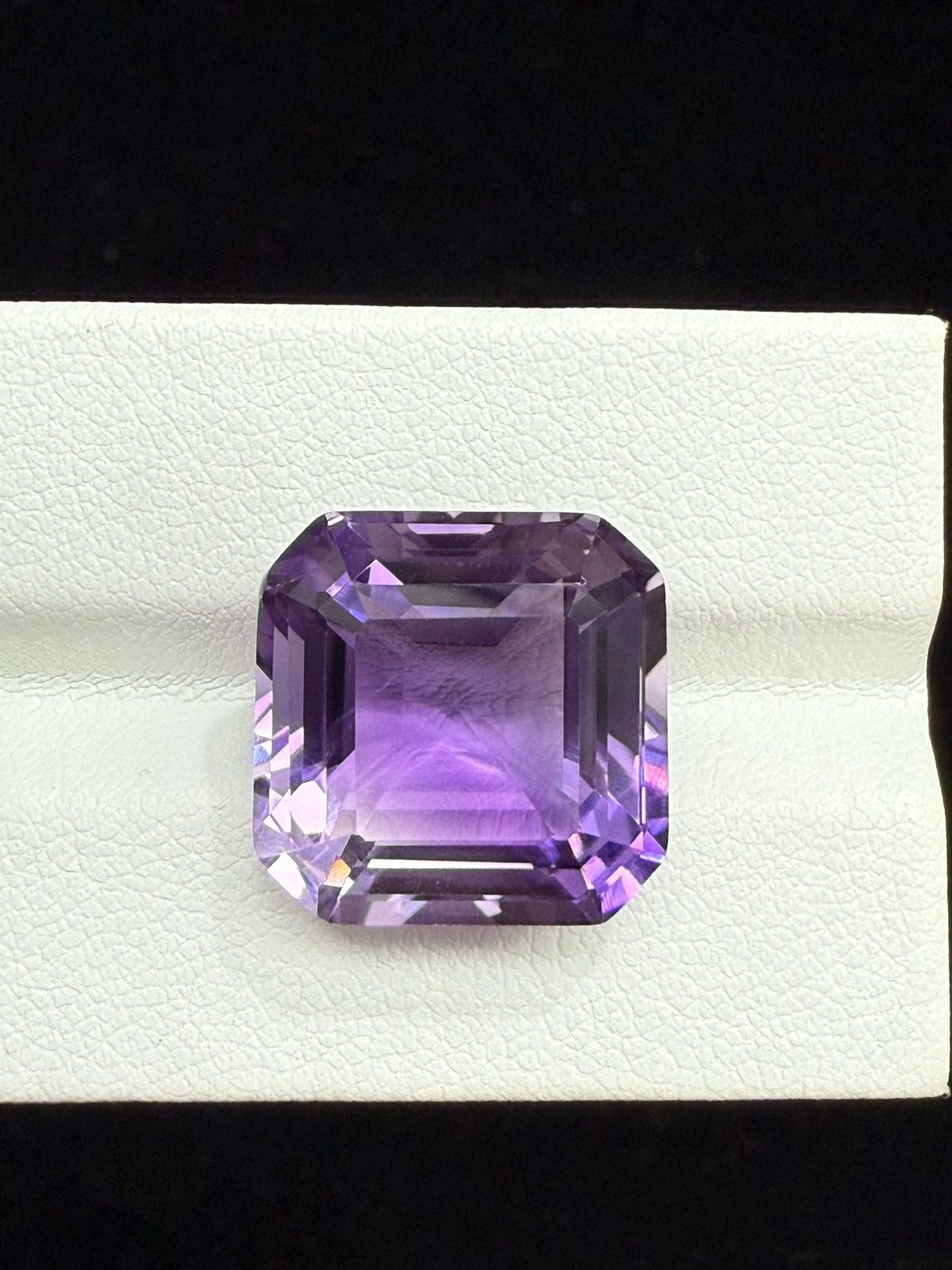 15.985ct天然紫水晶裸石，尺寸14.9*14.8*10mm，颜色美艳 ，晶体通透，火彩足