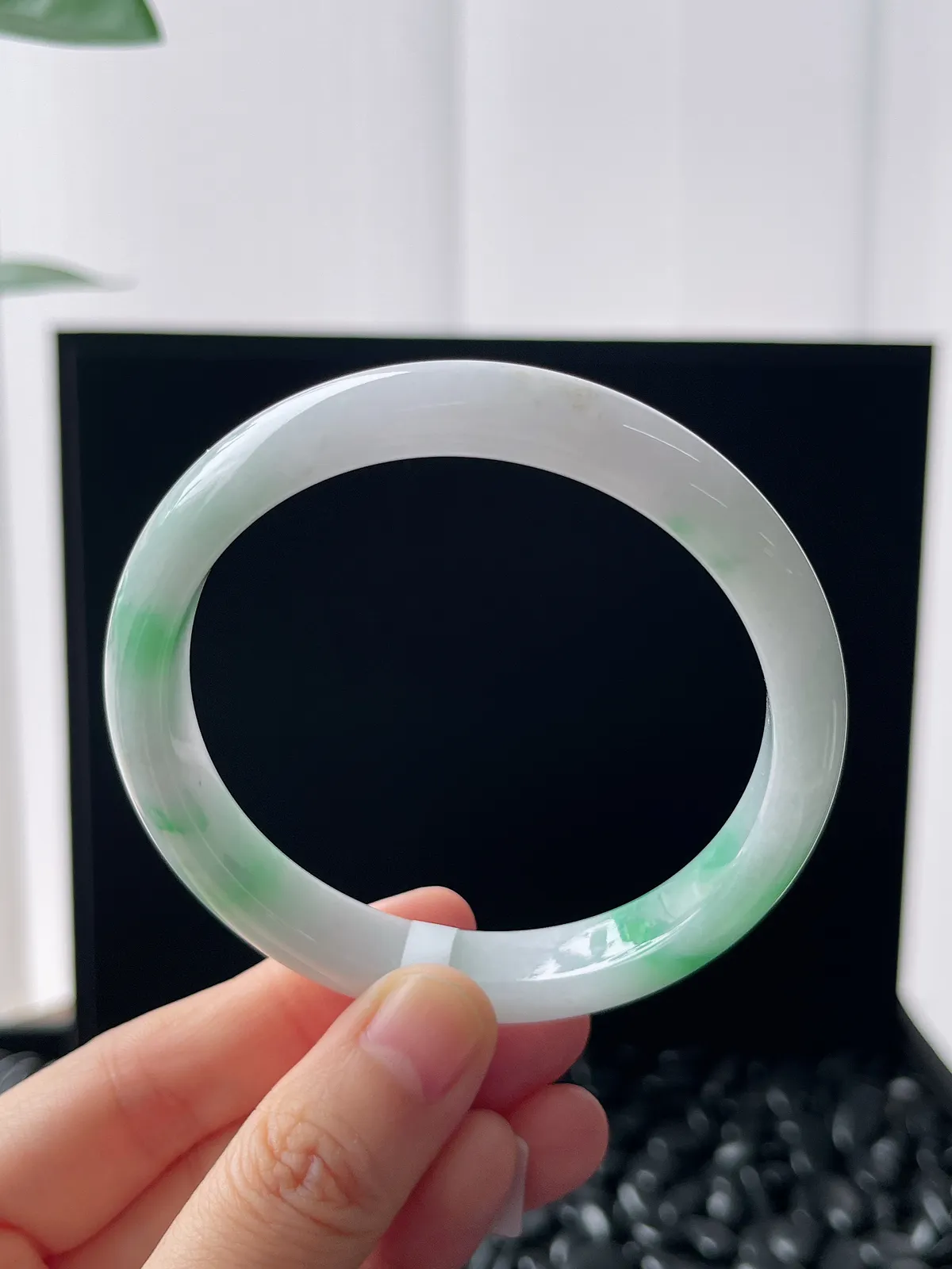 正圈58.8圈口，翡翠糯化种飘绿手镯，白底青