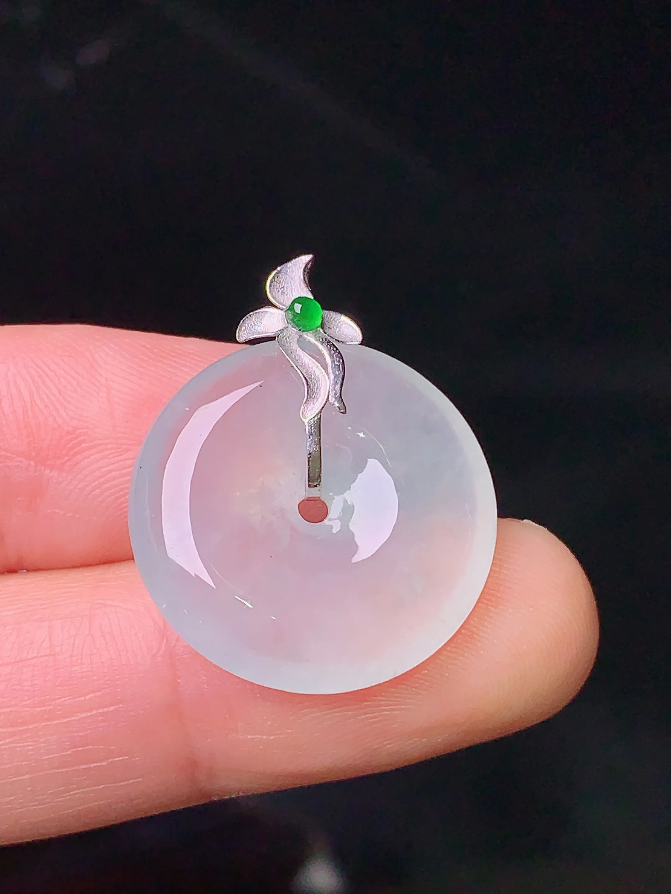 18k金镶嵌冰种平安扣吊坠 玉质细腻 色泽清新艳丽 整体尺寸24.8*20.2*5