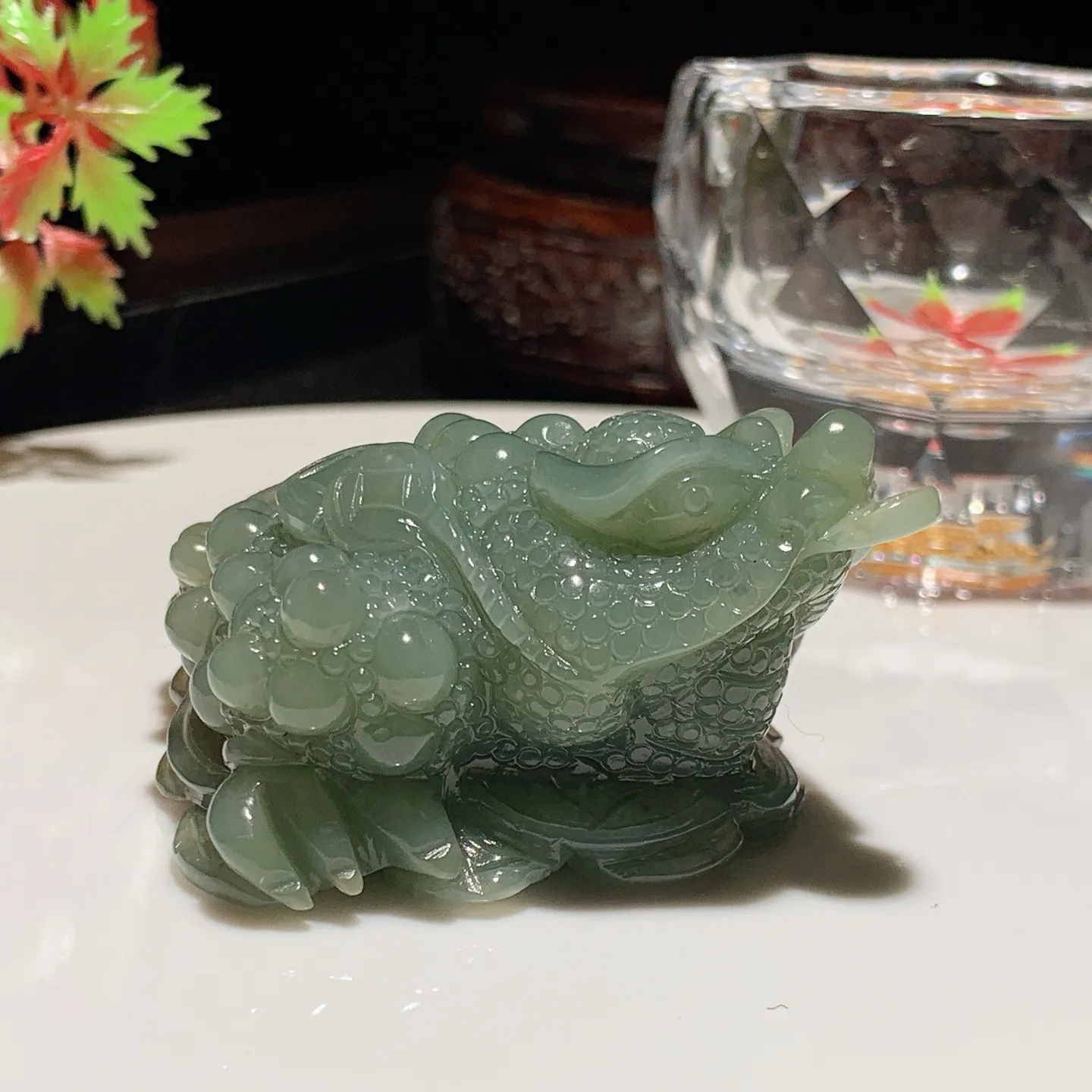 新疆且末糖富贵缠身金蟾把件。尺寸68/55/28重108克。玉质细腻油润。手推出油。佩戴高端典雅。lt251111