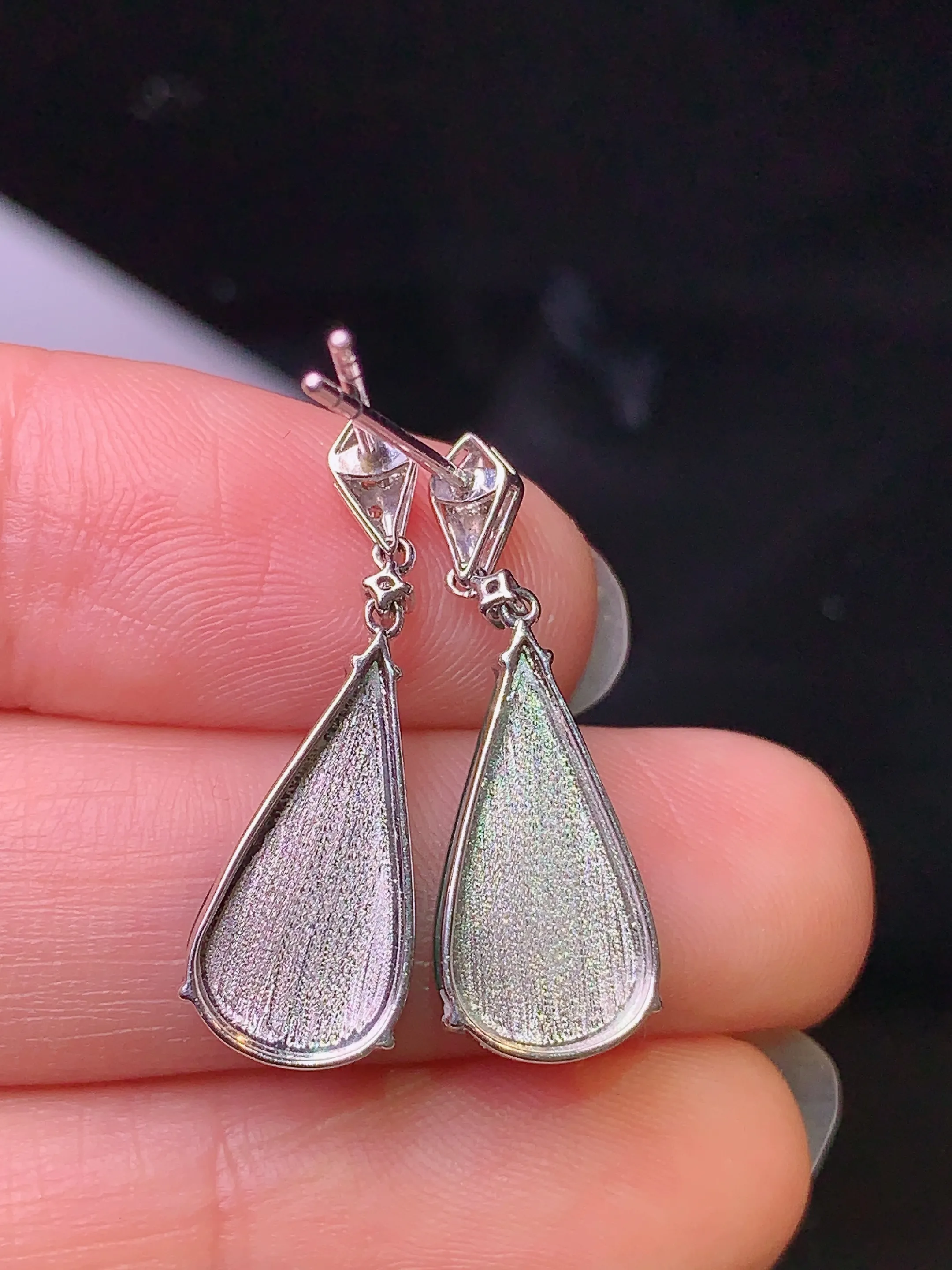 18k金钻镶嵌满绿水滴耳坠 玉质细腻 色泽清新艳丽 整体尺寸25.2*8.3*3