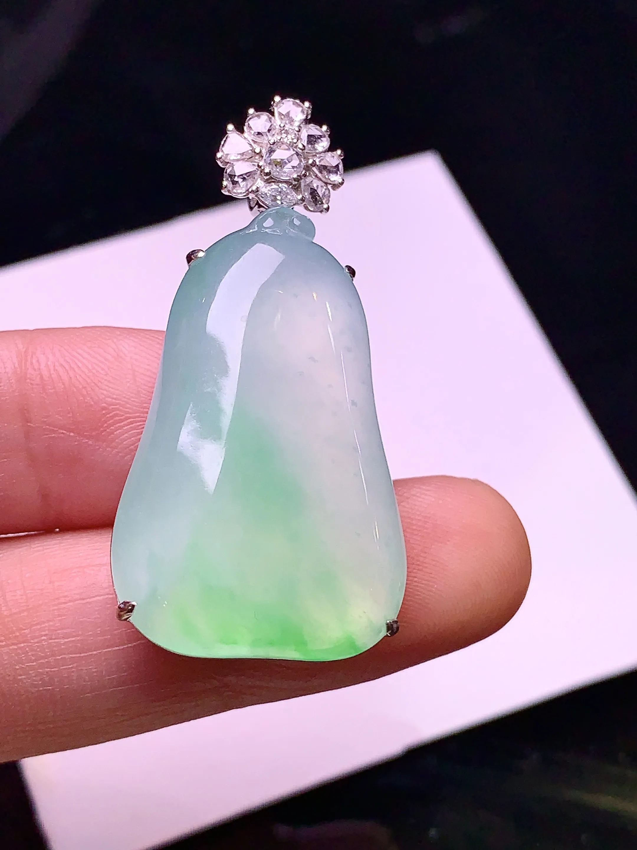 18k金钻镶嵌冰种飘绿福瓜吊坠 玉质细腻 色泽清新艳丽 整体尺寸40*19.6*8.8