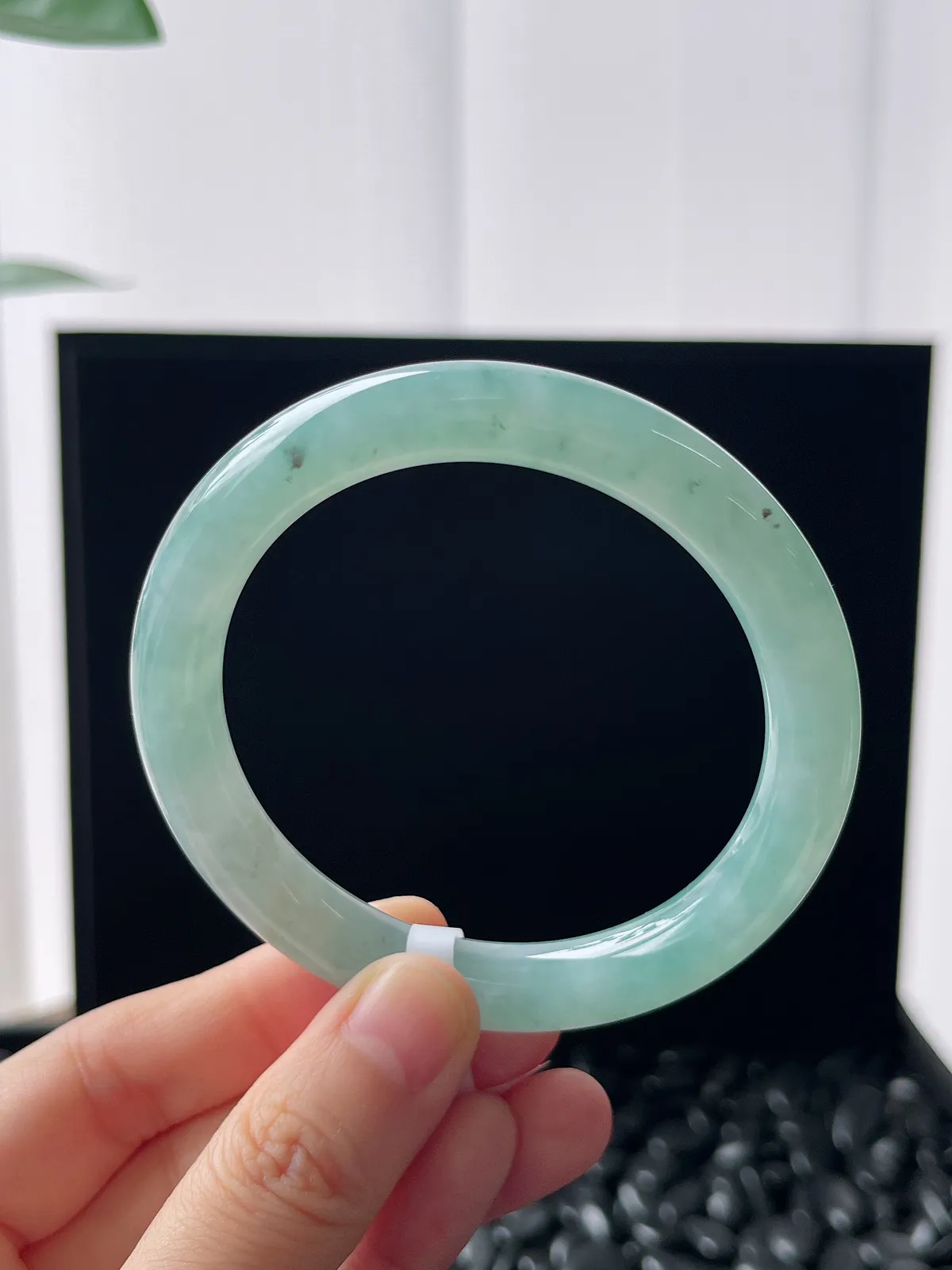 圆镯55圈口，翡翠糯化种淡绿色手镯