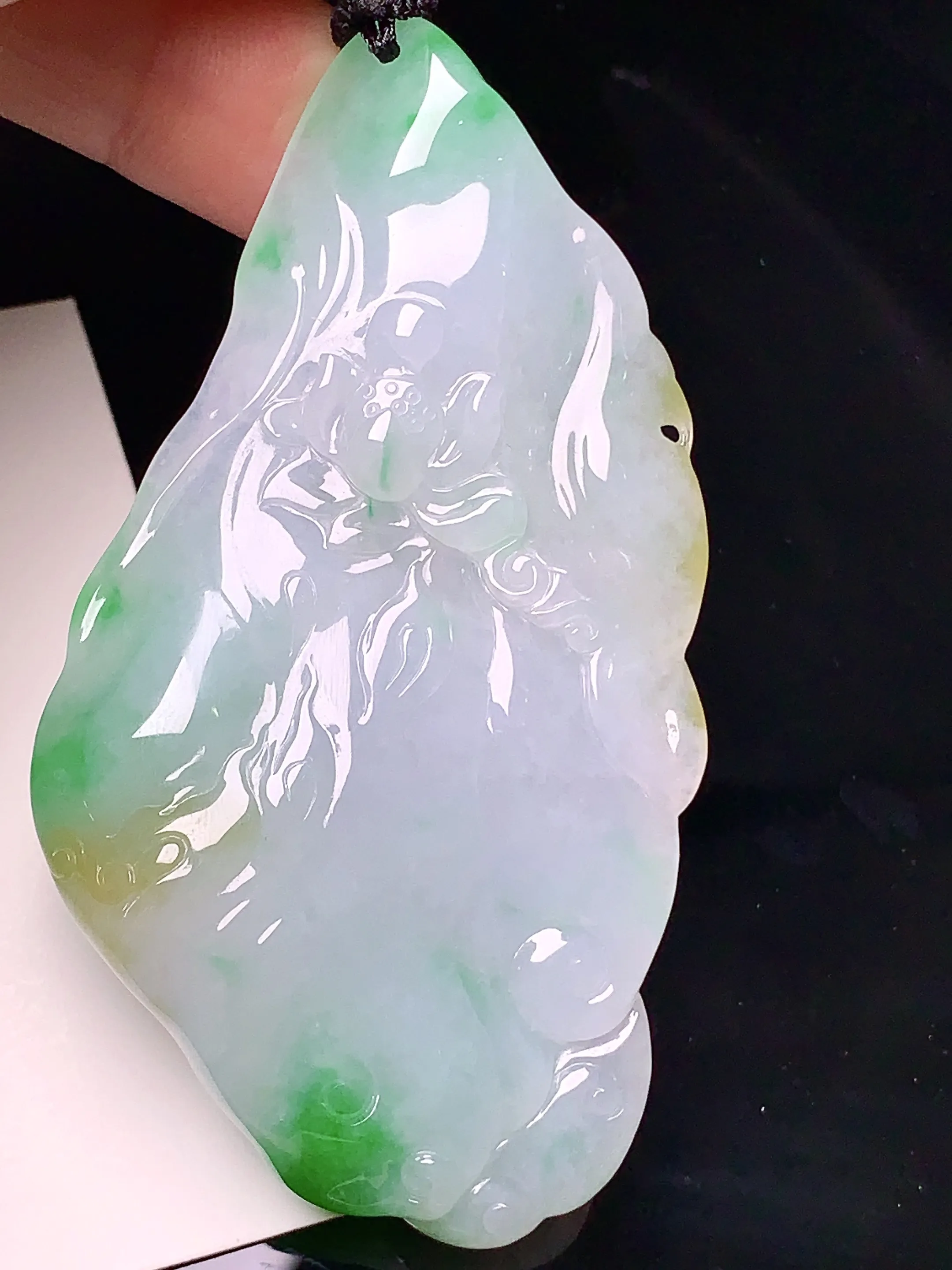 飘黄绿观音菩萨吊坠 玉质细腻 色泽清新艳丽 整体尺寸69.5*38.5*10.5