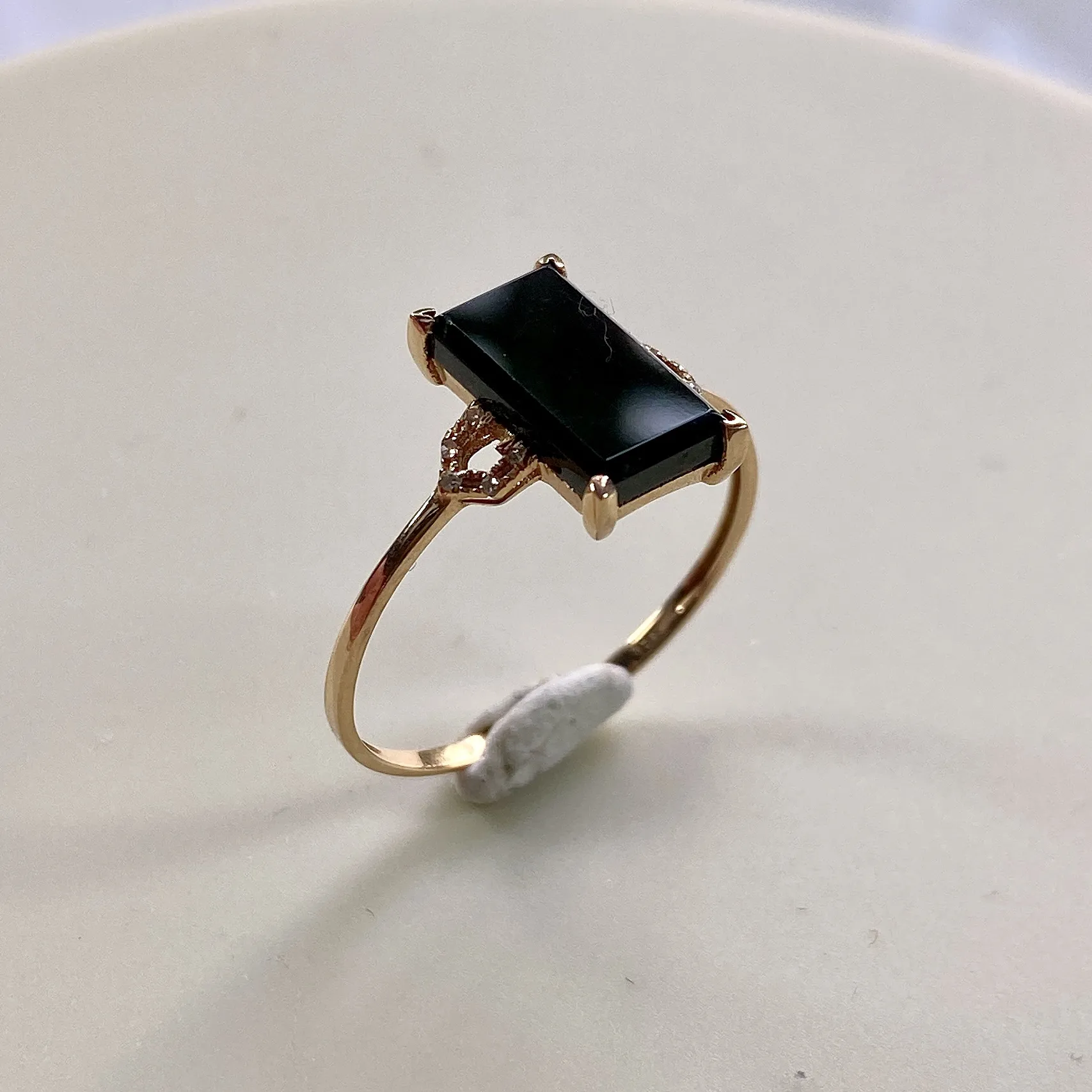 缅甸天然翡翠A货，18k金镶嵌冰种墨翠方形女式戒指，戒面干净，打光阳绿，尺寸：圈口16.9=14号，戒面10/5.5/2.5mm，重量：1.04g