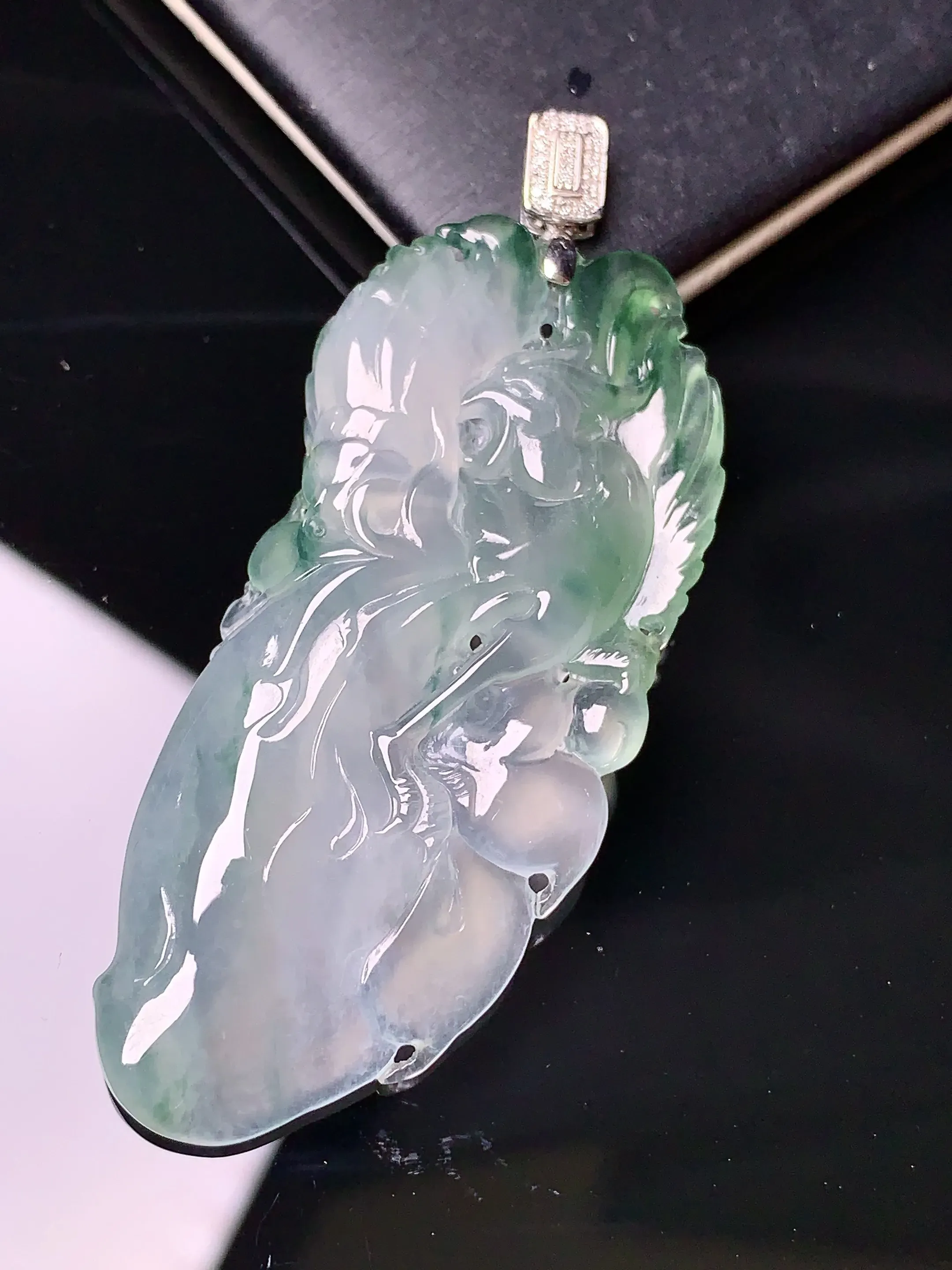 18k金钻镶嵌冰种飘绿凤凰吊坠 玉质细腻 色泽清新艳丽 整体尺寸58.1*22.8*5