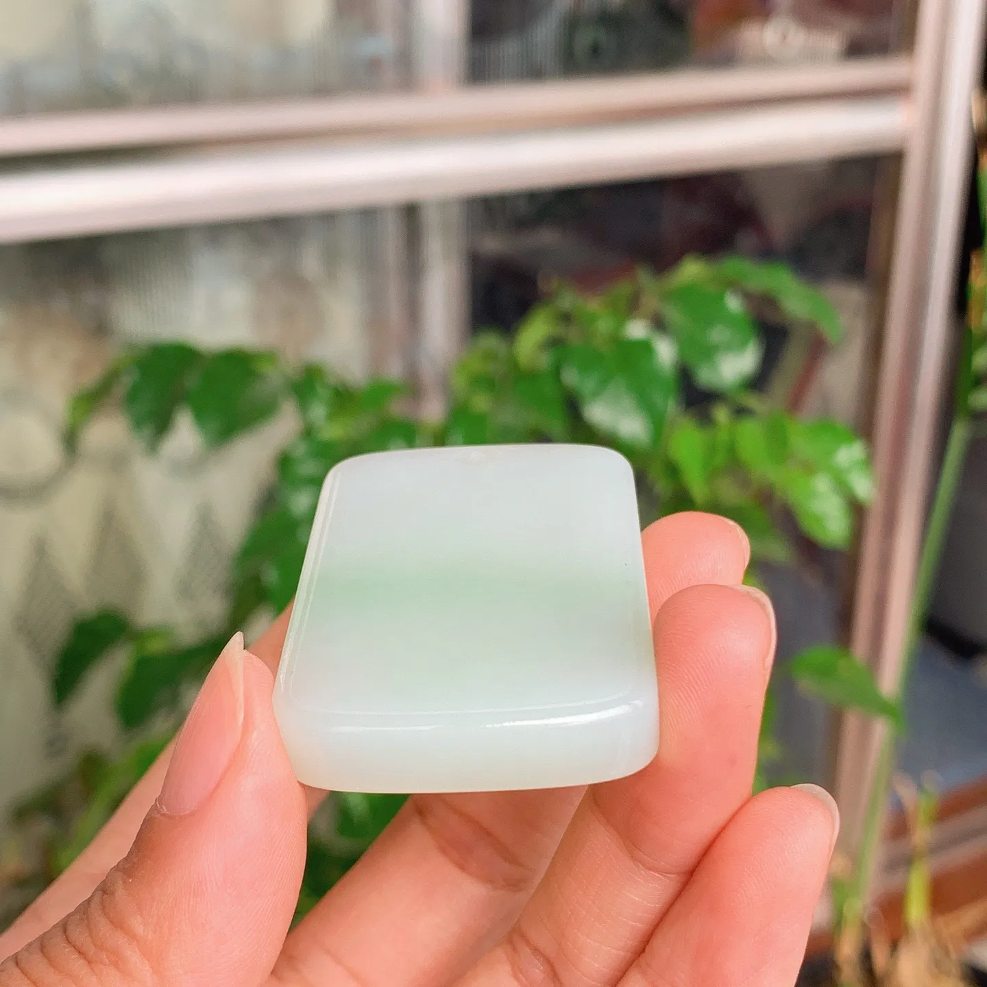 新疆和田玉翠青平安无事牌挂件。尺寸50/33/9重40克。玉质细腻油润。手推出油。佩戴高端典雅。lt251112