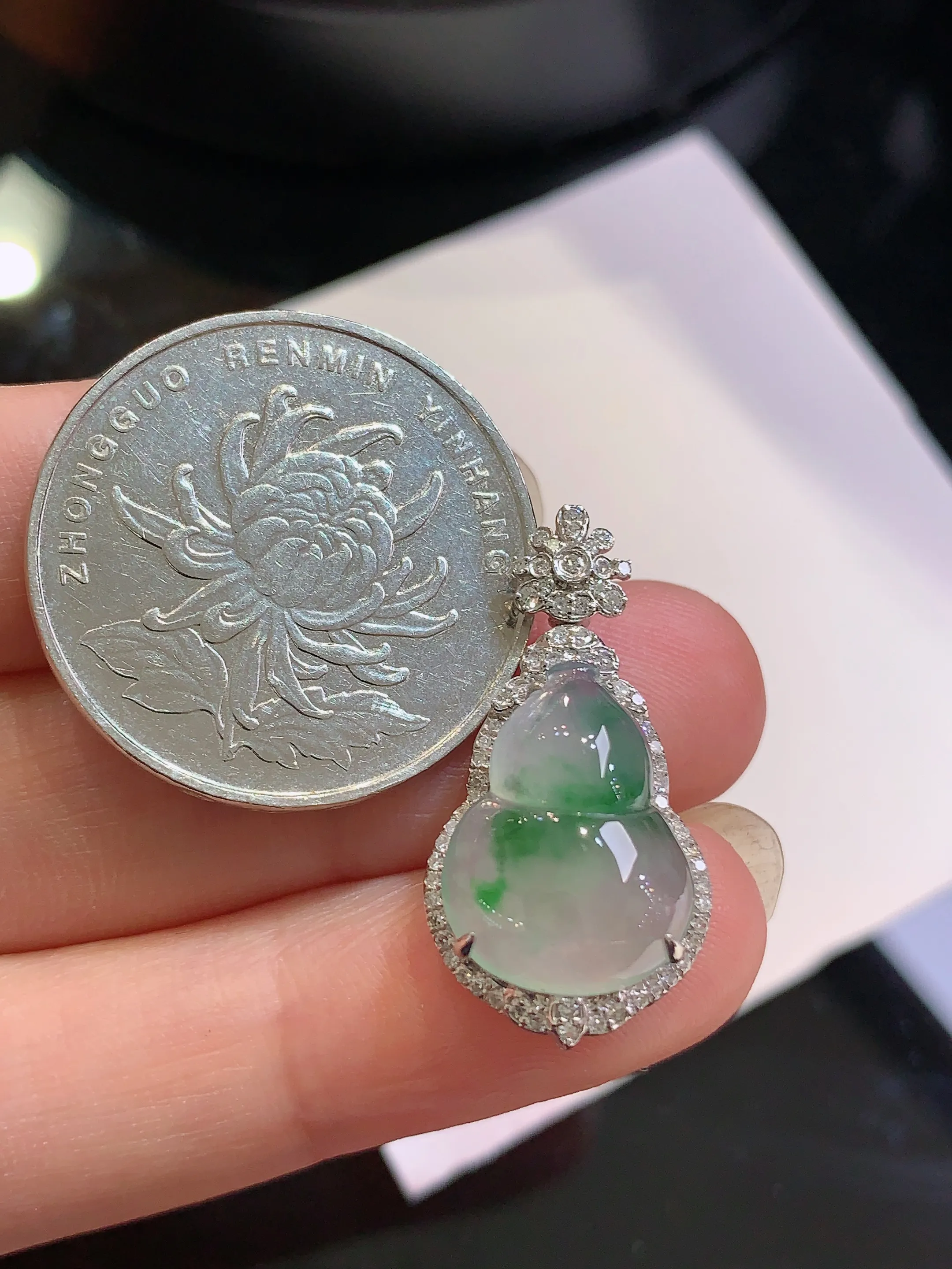 18k金钻镶嵌冰种飘绿葫芦吊坠 玉质细腻 色泽清新艳丽 整体尺寸26*13.3*7.7
