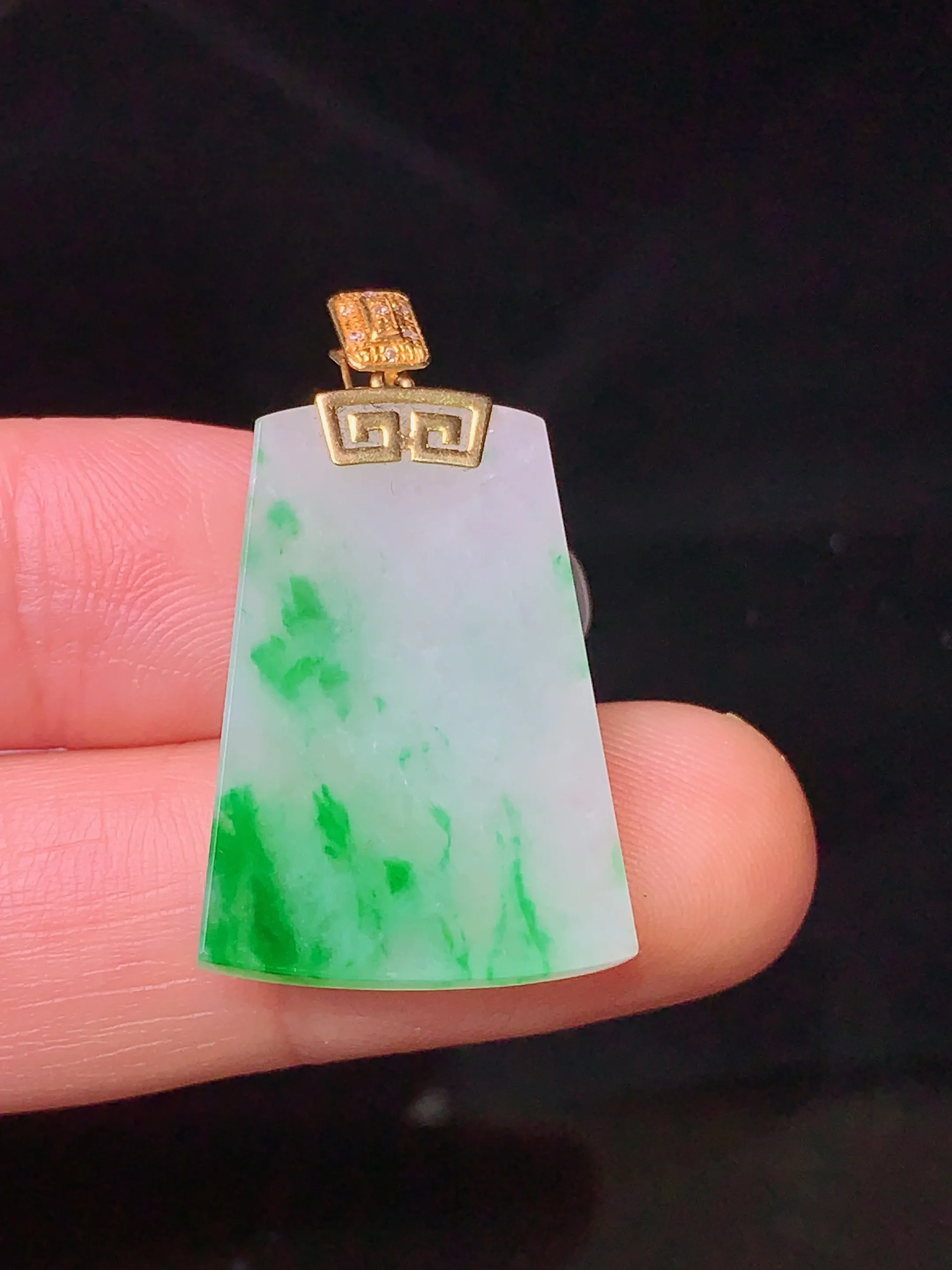 18k金钻镶嵌飘绿无事牌吊坠 玉质细腻 色泽艳丽 整体尺寸31.3*17.6*2.8