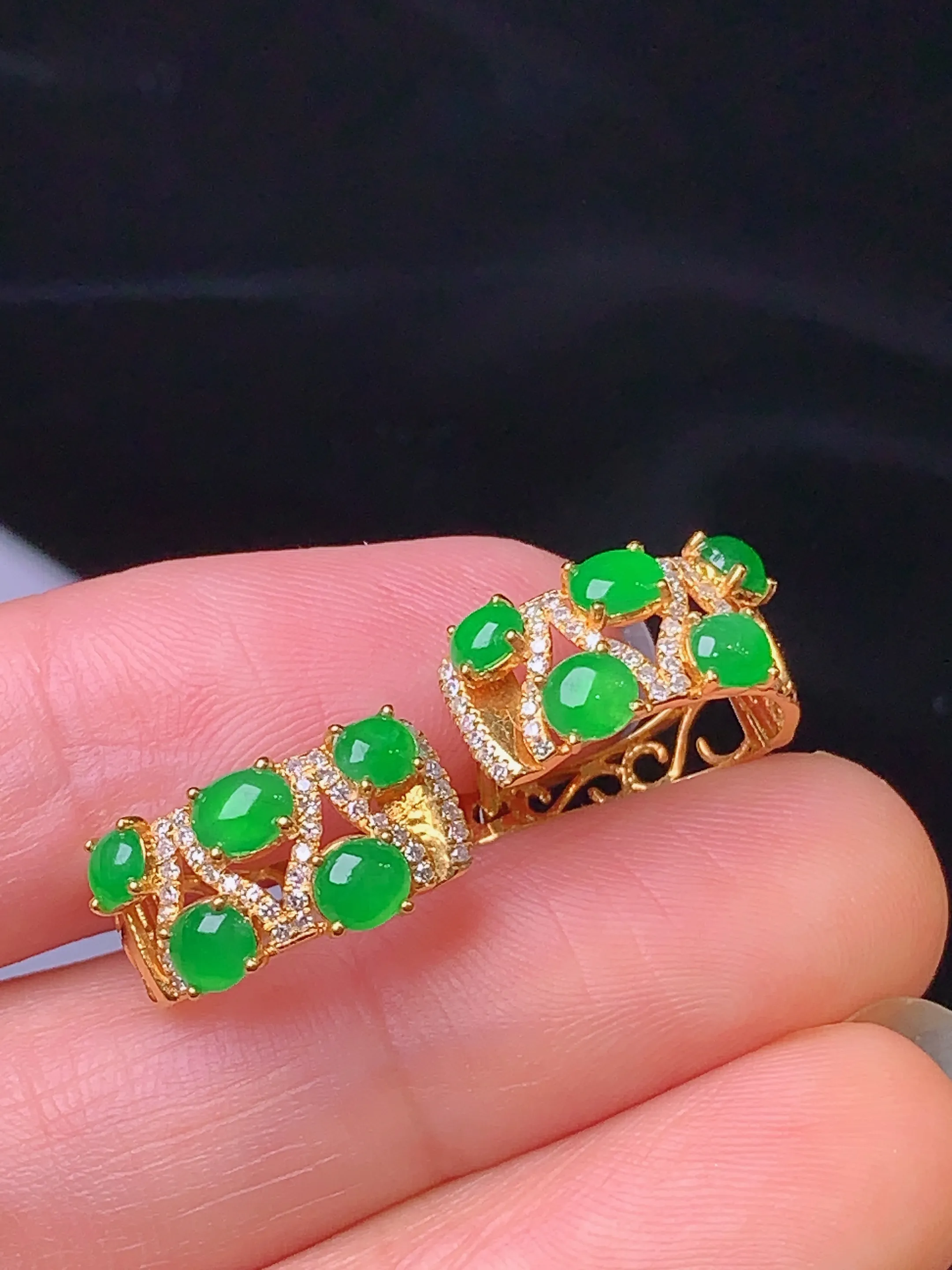 18k金钻镶嵌满绿蛋面耳钉 玉质细腻 色泽清新艳丽 裸石尺寸3.8*3.2*2