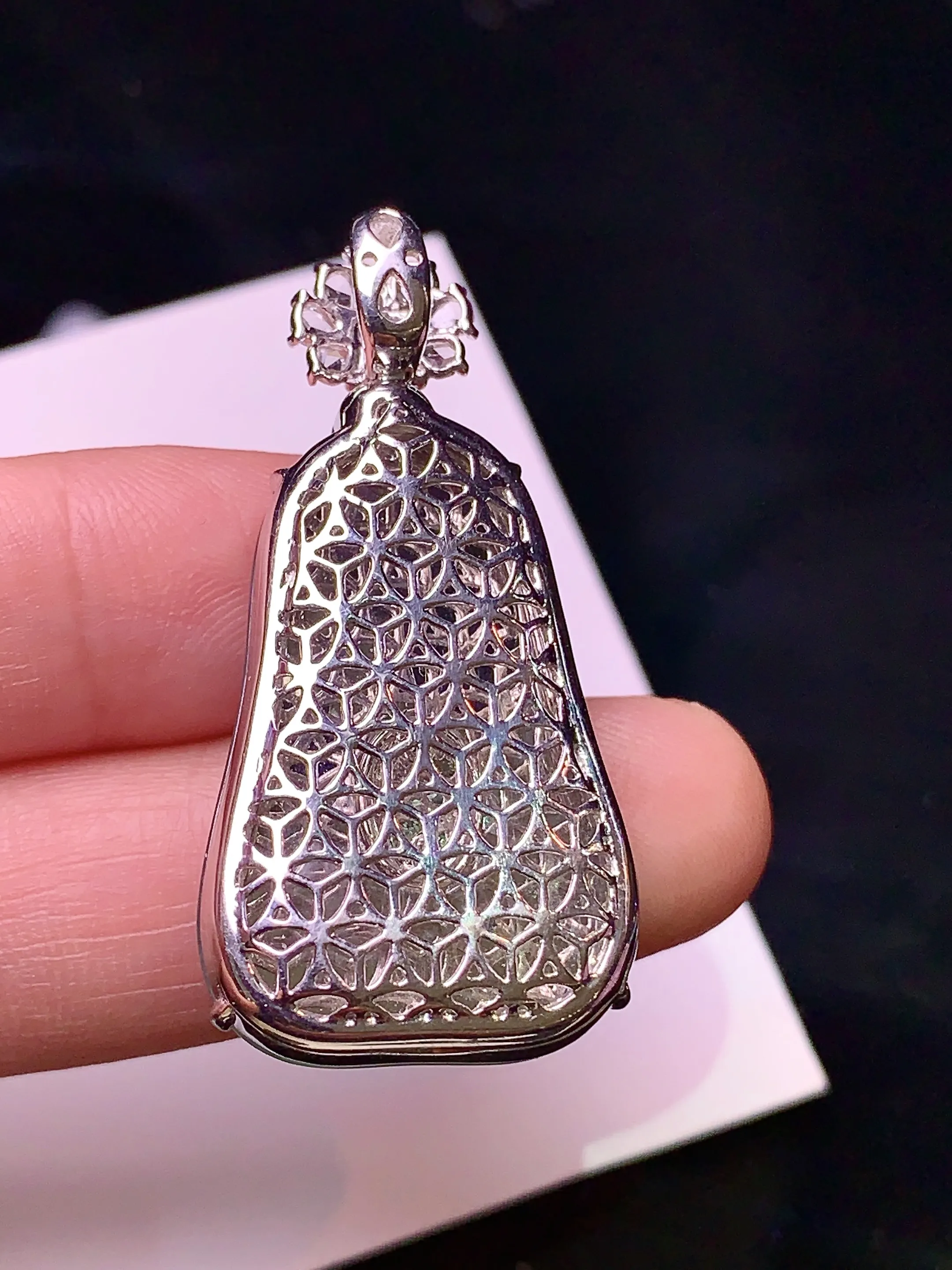 18k金钻镶嵌冰种飘绿福瓜吊坠 玉质细腻 色泽清新艳丽 整体尺寸40*19.6*8.8