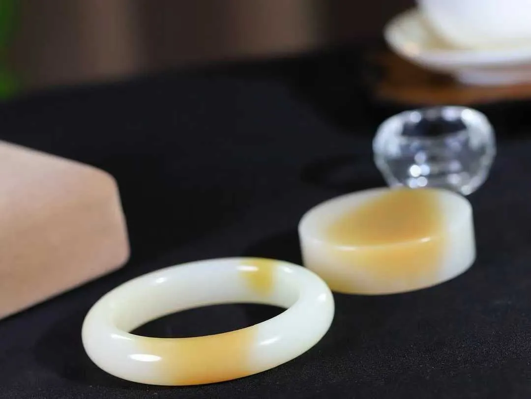 一套 【腕间柔情.套镯】   

收藏级️和田玉糖白玉手镯套装 玉质温润细腻 油性十足 古朴秀雅 轻抚岁月的栏杆软香温玉，腕间玉镯轻轻晃动，令人情动心间，撷一缕月末的芬芳，把心思铺陈，时光静美，惟有你最温柔。共重157.2克  手镯尺寸54-12.9-9.4mm 镯芯尺寸52.7-15.2mm  10110500L