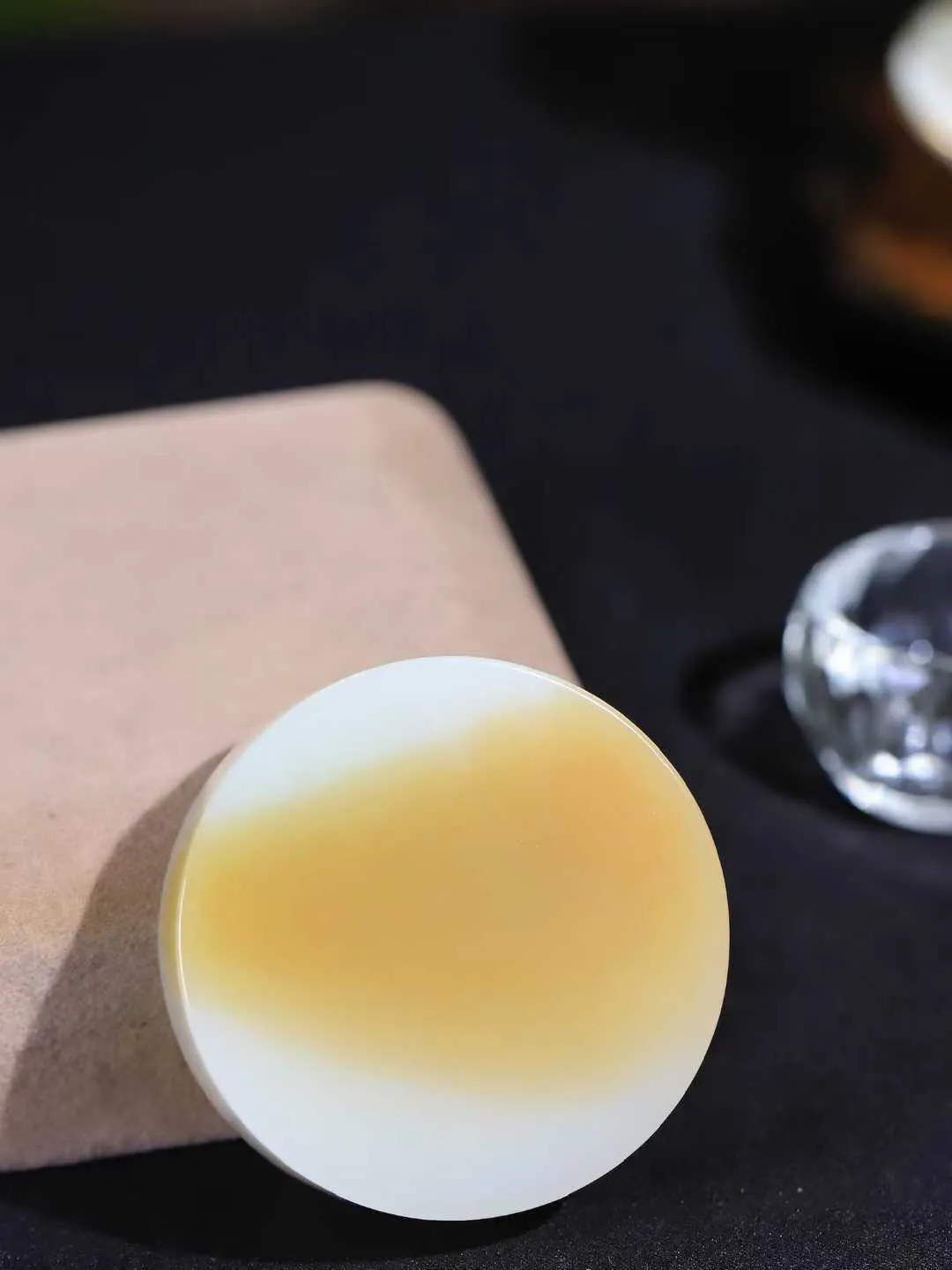 一套 【腕间柔情.套镯】   

收藏级️和田玉糖白玉手镯套装 玉质温润细腻 油性十足 古朴秀雅 轻抚岁月的栏杆软香温玉，腕间玉镯轻轻晃动，令人情动心间，撷一缕月末的芬芳，把心思铺陈，时光静美，惟有你最温柔。共重157.2克  手镯尺寸54-12.9-9.4mm 镯芯尺寸52.7-15.2mm  10110500L