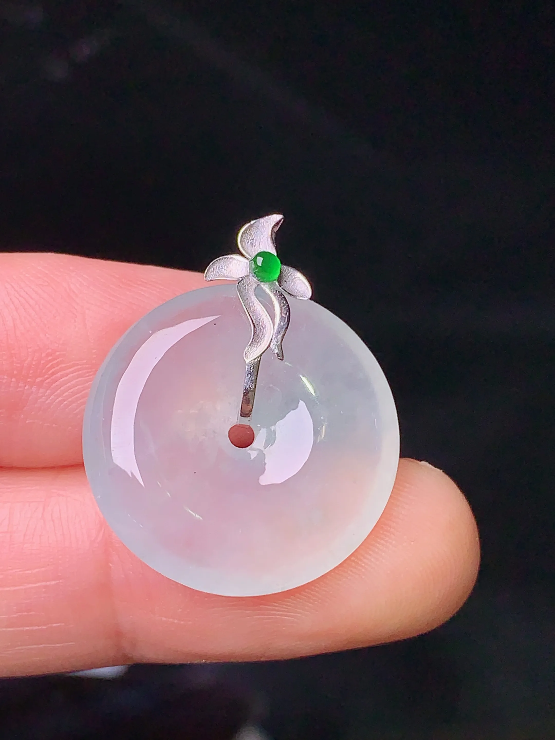 18k金镶嵌冰种平安扣吊坠 玉质细腻 色泽清新艳丽 整体尺寸24.8*20.2*5