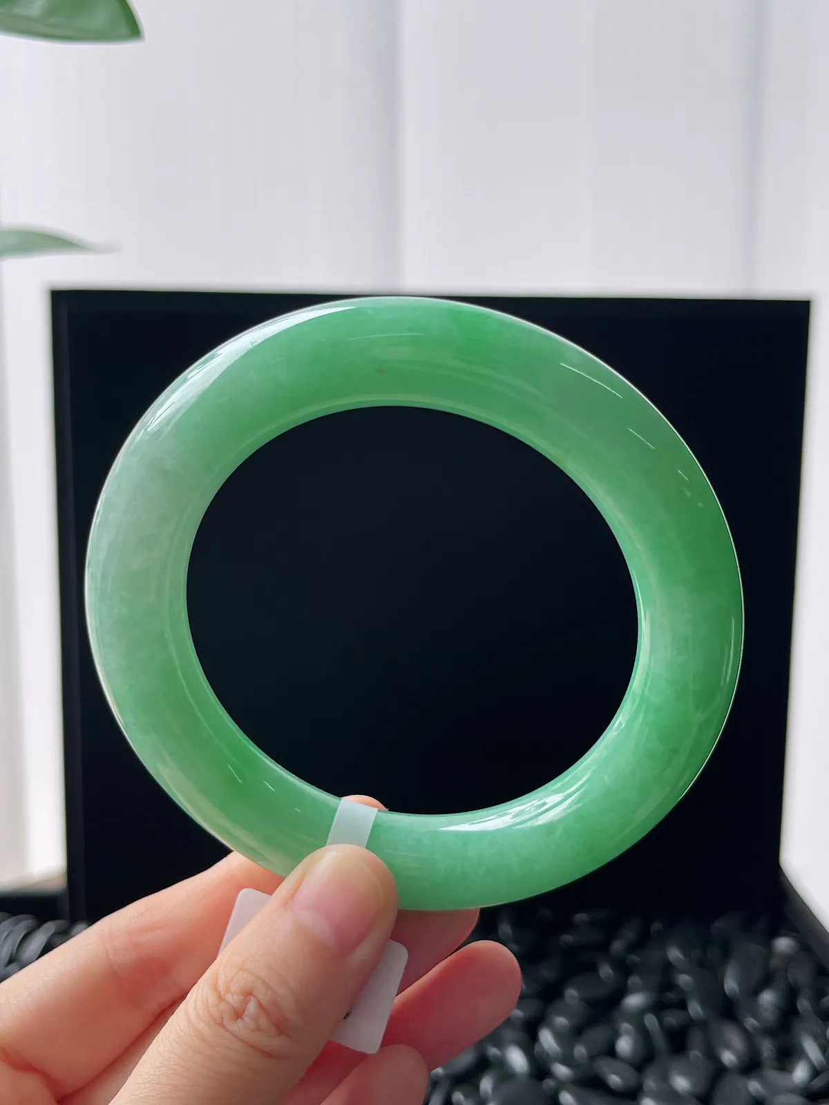 圆镯58.5圈口，翡翠糯化种浅绿色手镯